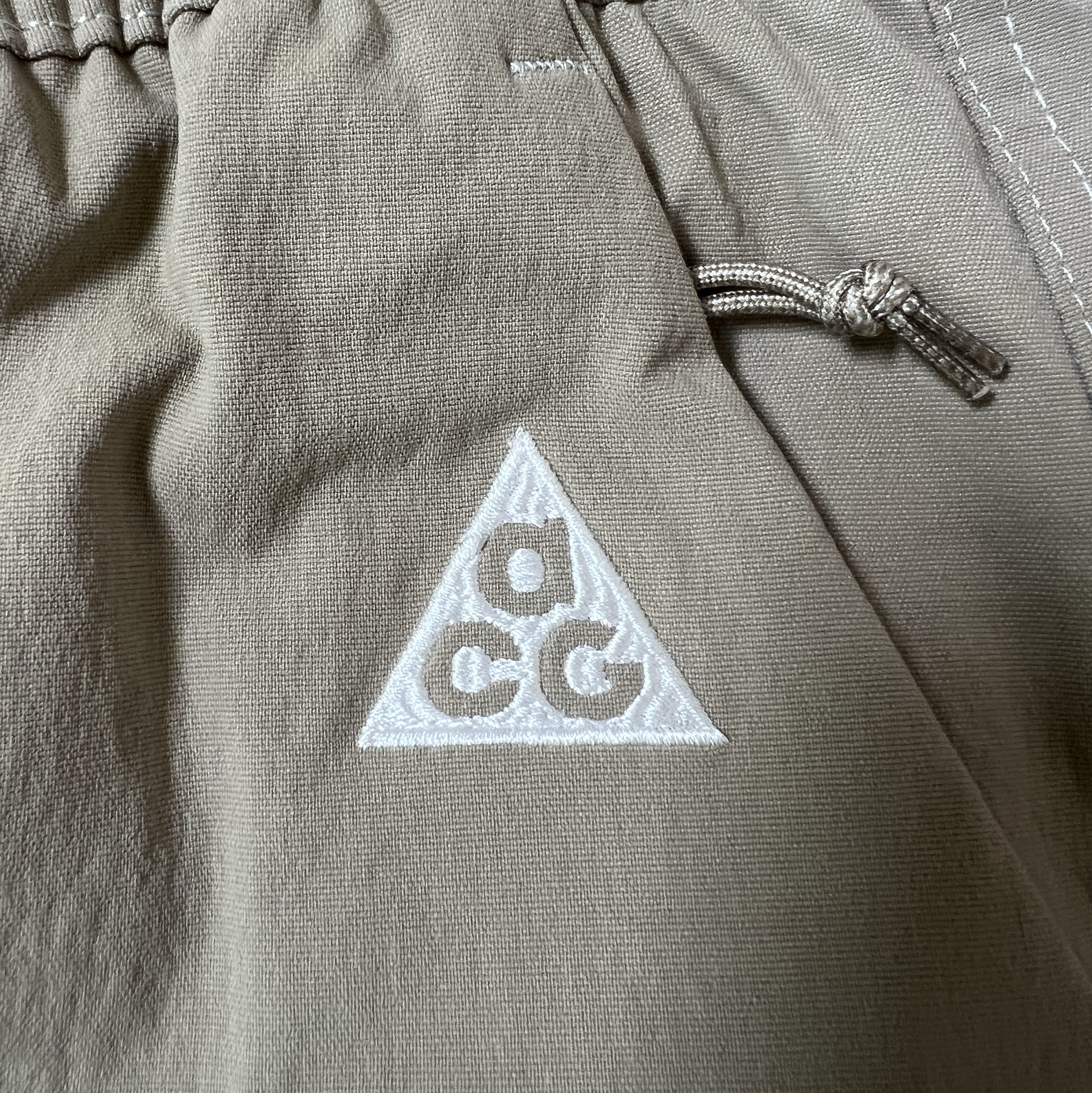 Nike ACG Smith Summit Cargo Pants Khaki Iron Ore - Asia 착용 스타일 - 2