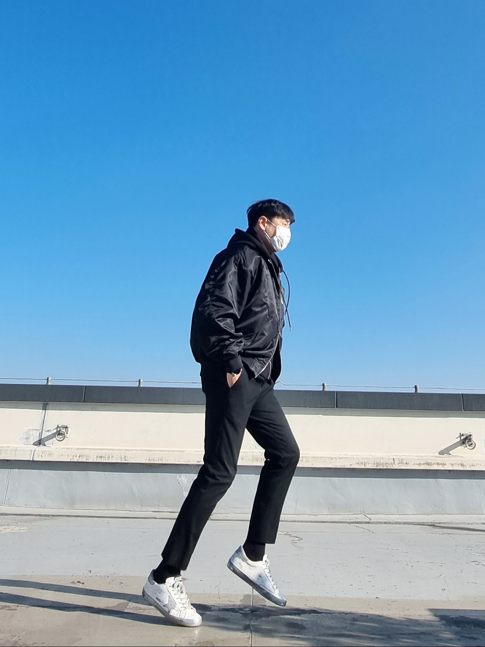 Golden Goose Superstar White Silver Heel Tab Sneakers 착용 스타일 - 1