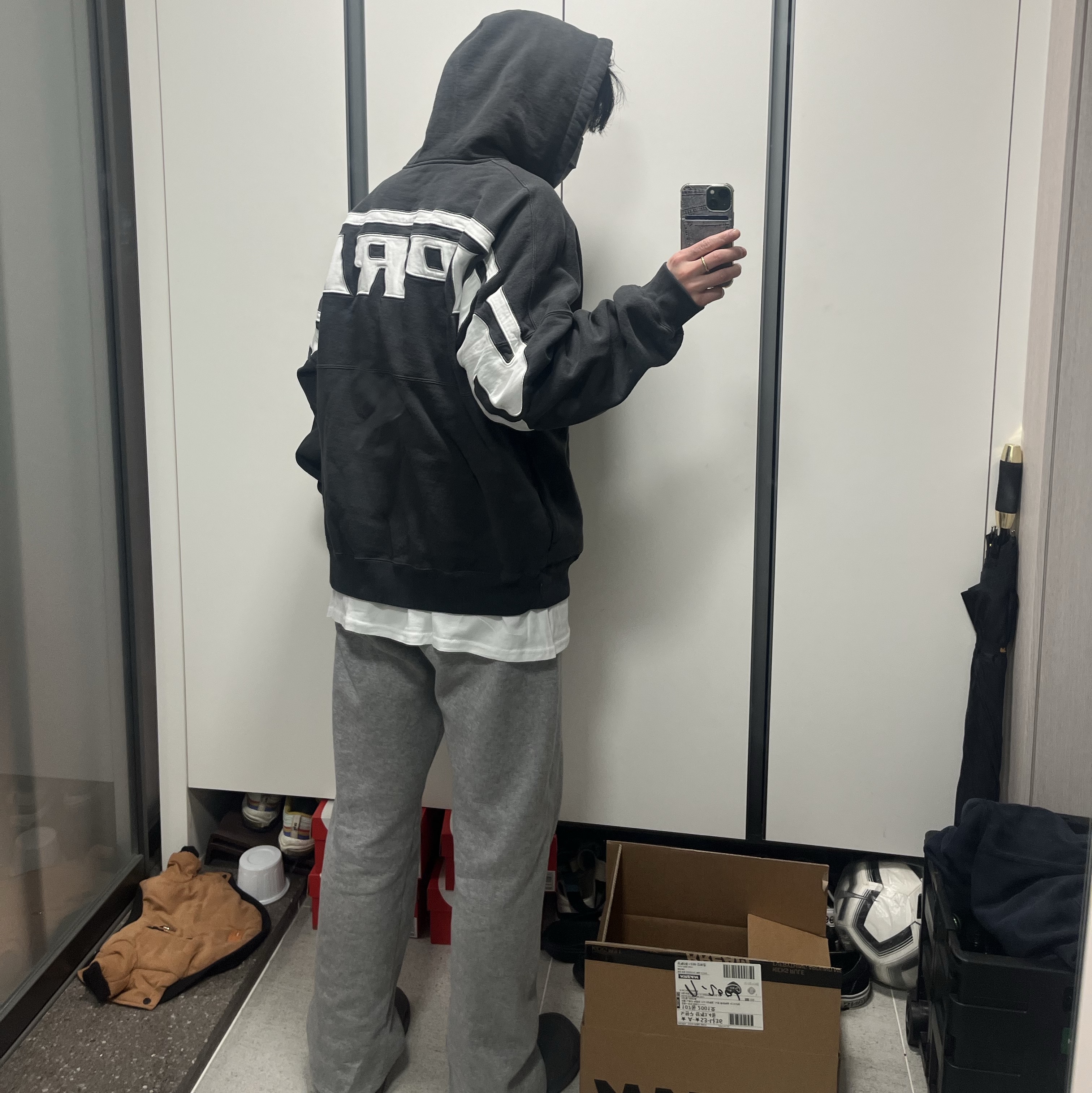 Supreme Wrapped Half Zip Hooded Sweatshirt Washed Black - 24SS, Supreme Hanes Tagless T-Shirt White (3 Pack) 착용 스타일 - 1