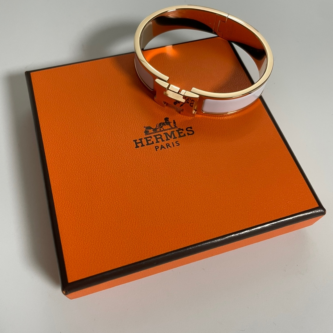 (W) Hermes Clic H Bracelet Rose Gold & Blanc 착용 스타일