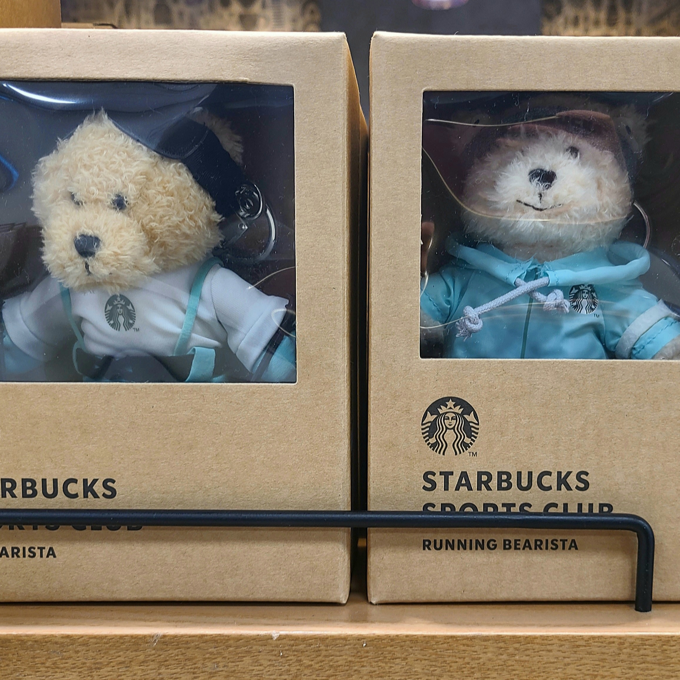 COS Quilted Crossbody Messenger Bag Light Green, Starbucks Running Bearista Keychain 착용 스타일 - 2