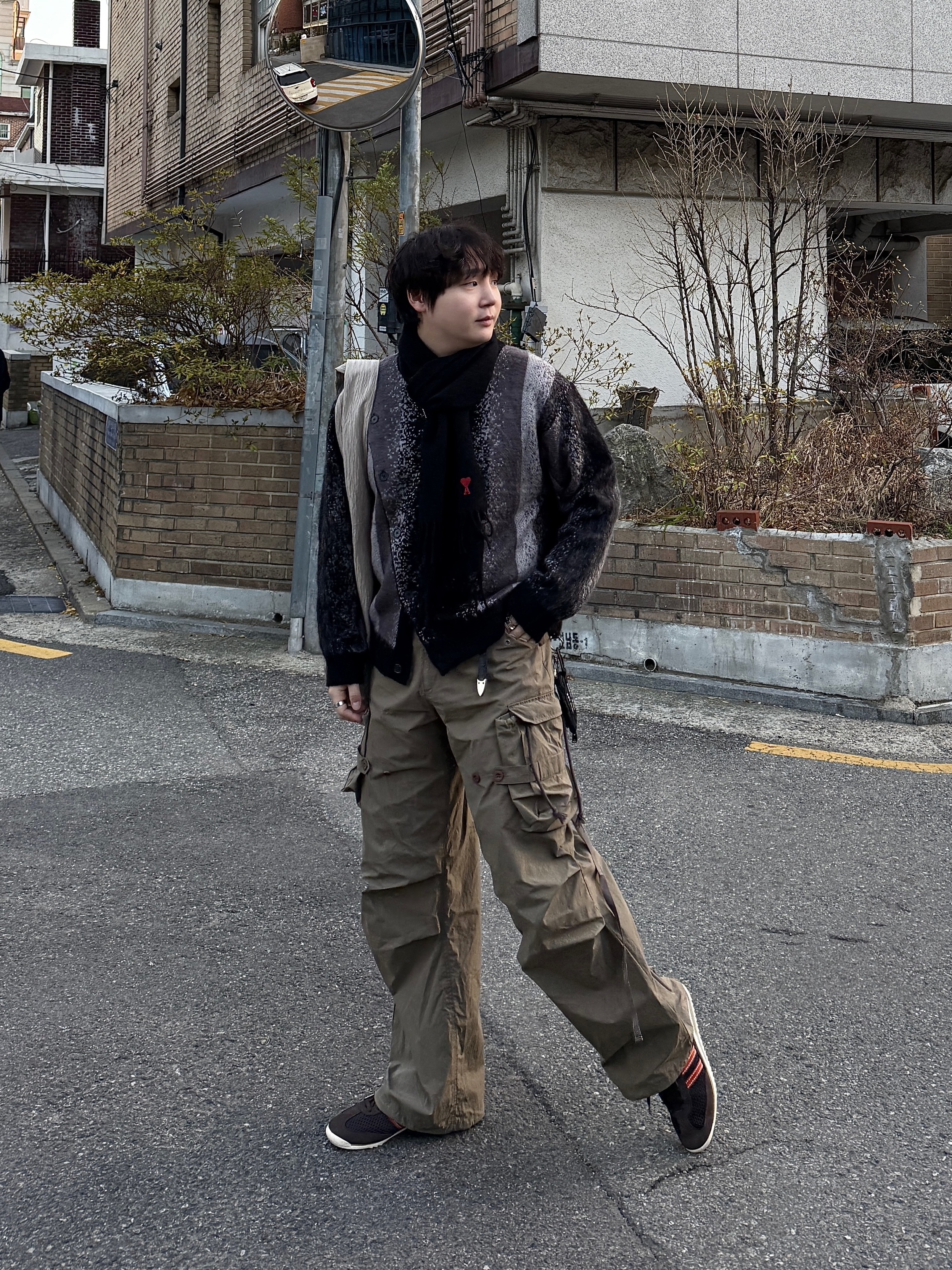 AMI de Coeur Classic Muffler Black, Adidas x Wales Bonner SL 72 Knit Brown 착용 스타일 - 1