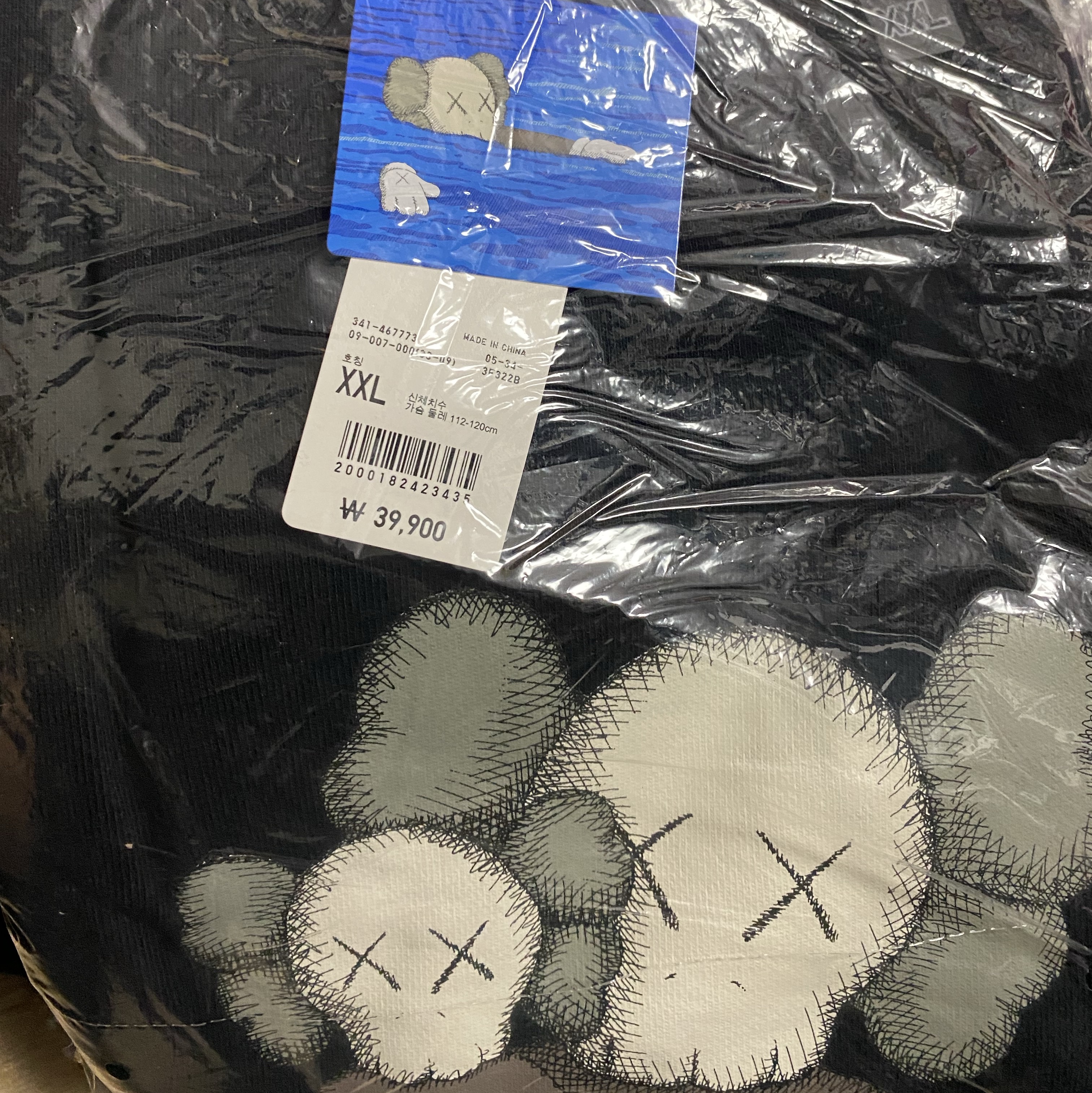Uniqlo UT x Kaws Long Sleeve Sweatshirt Black 착용 스타일