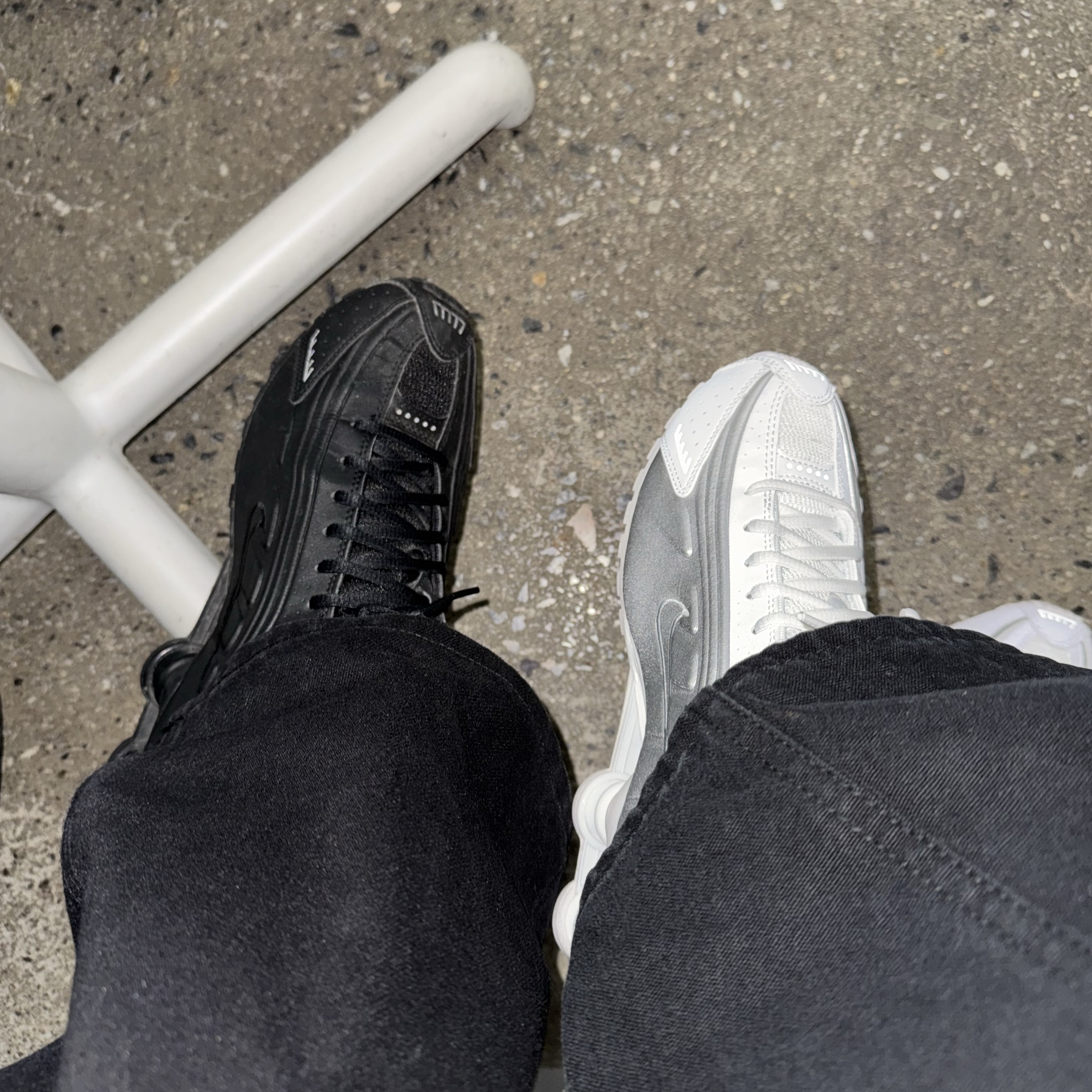 (W) Nike Shox R4 White Metallic Silver 착용 스타일 - 1