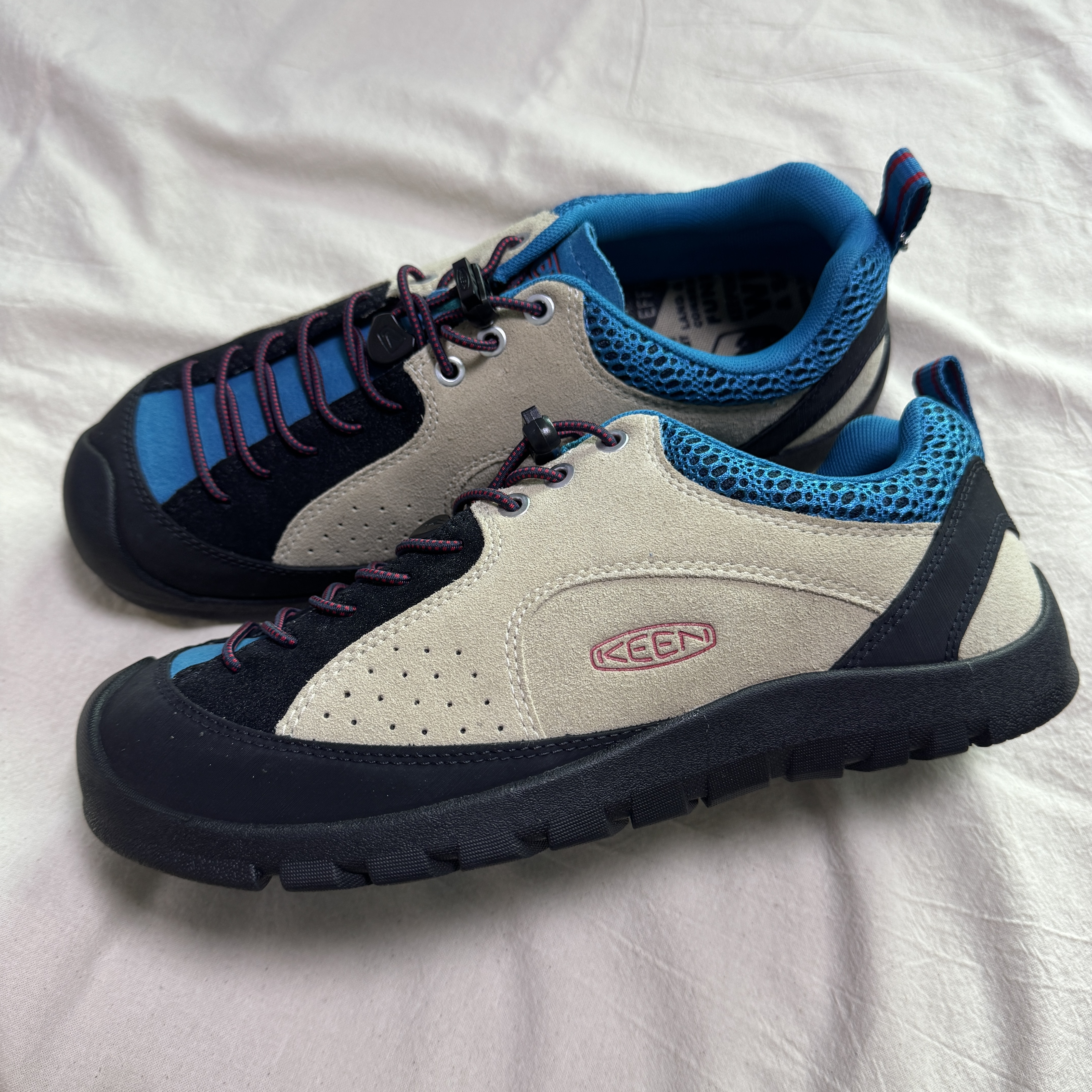 (W) Keen Jasper Suede Sneakers Silver Mink, Keen Jasper Rocks SP Sneakers Beige 착용 스타일 - 3