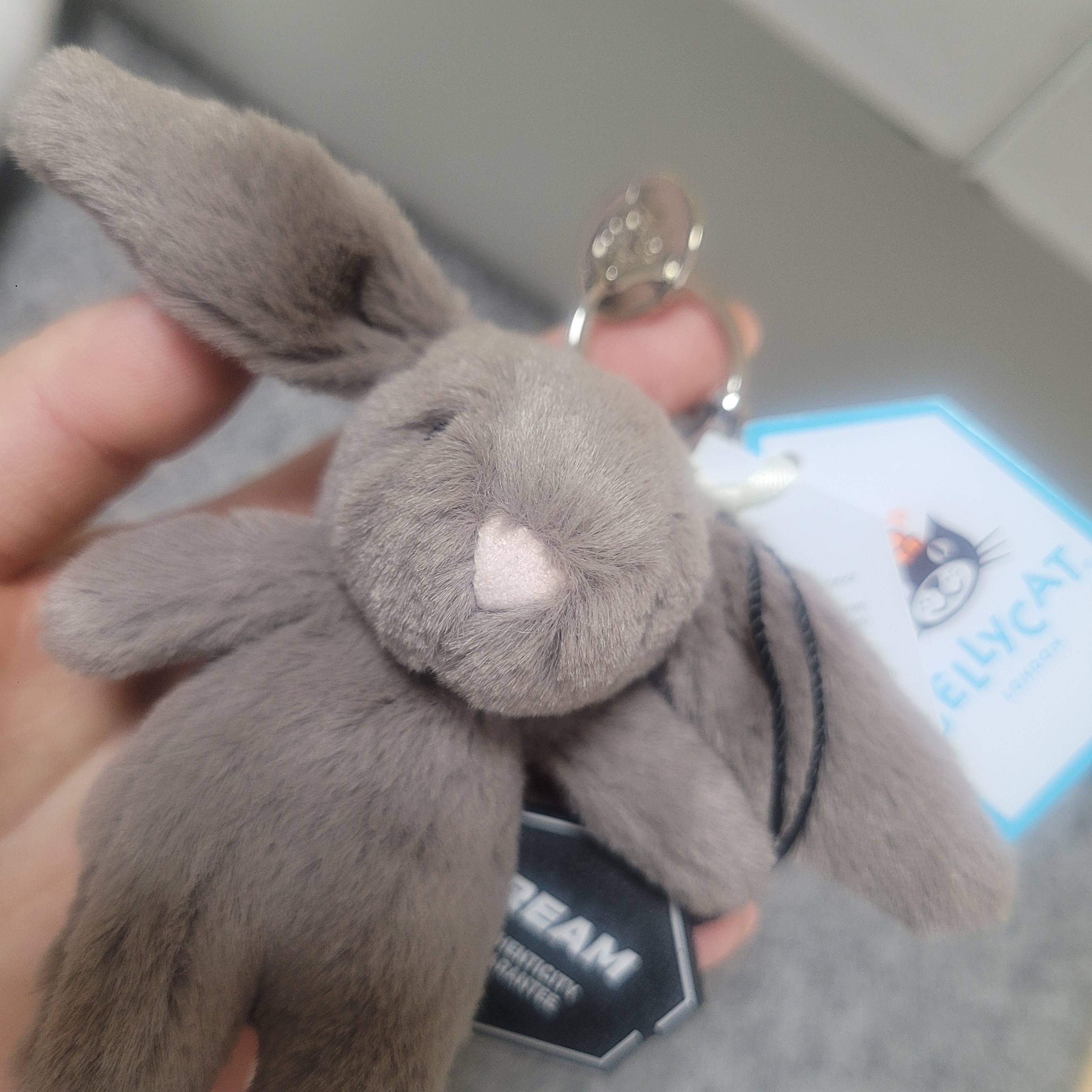Jellycat Bashful Bunny Truffle Bag Charm Brown 착용 스타일