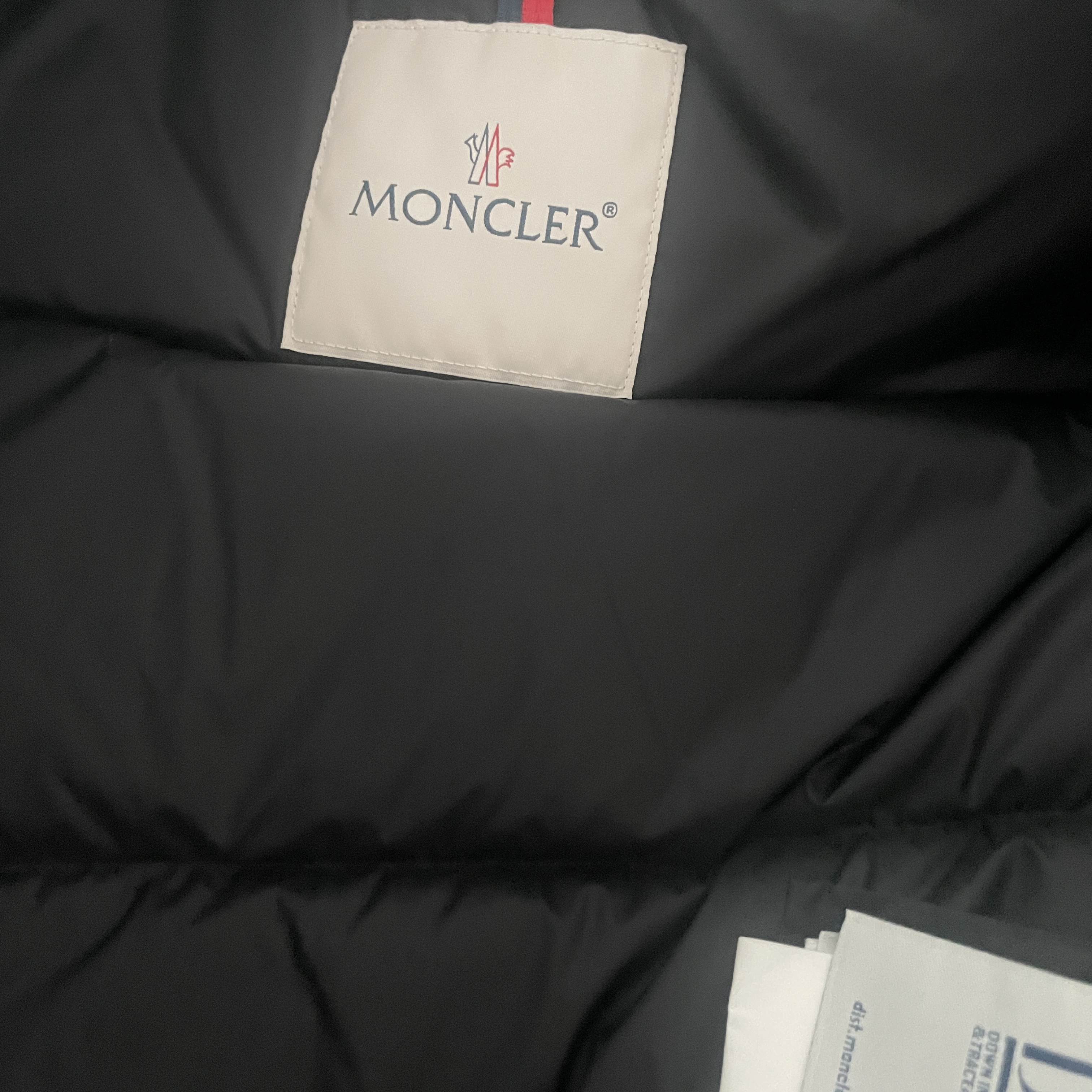 (W) Moncler Avoce Short Down Jacket Black - 24FW 착용 스타일