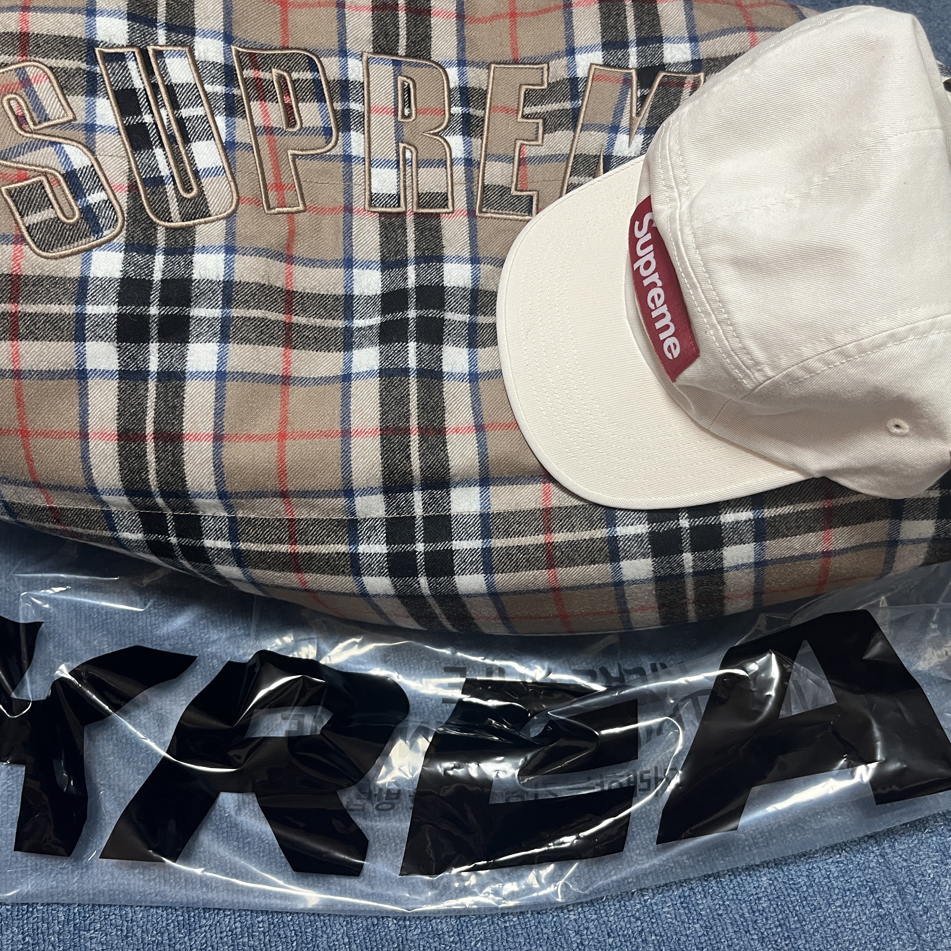 Supreme Washed Chino Twill Camp Cap Natural - 24SS, Supreme Reversible Puffer Jacket Black - 24FW 착용 스타일