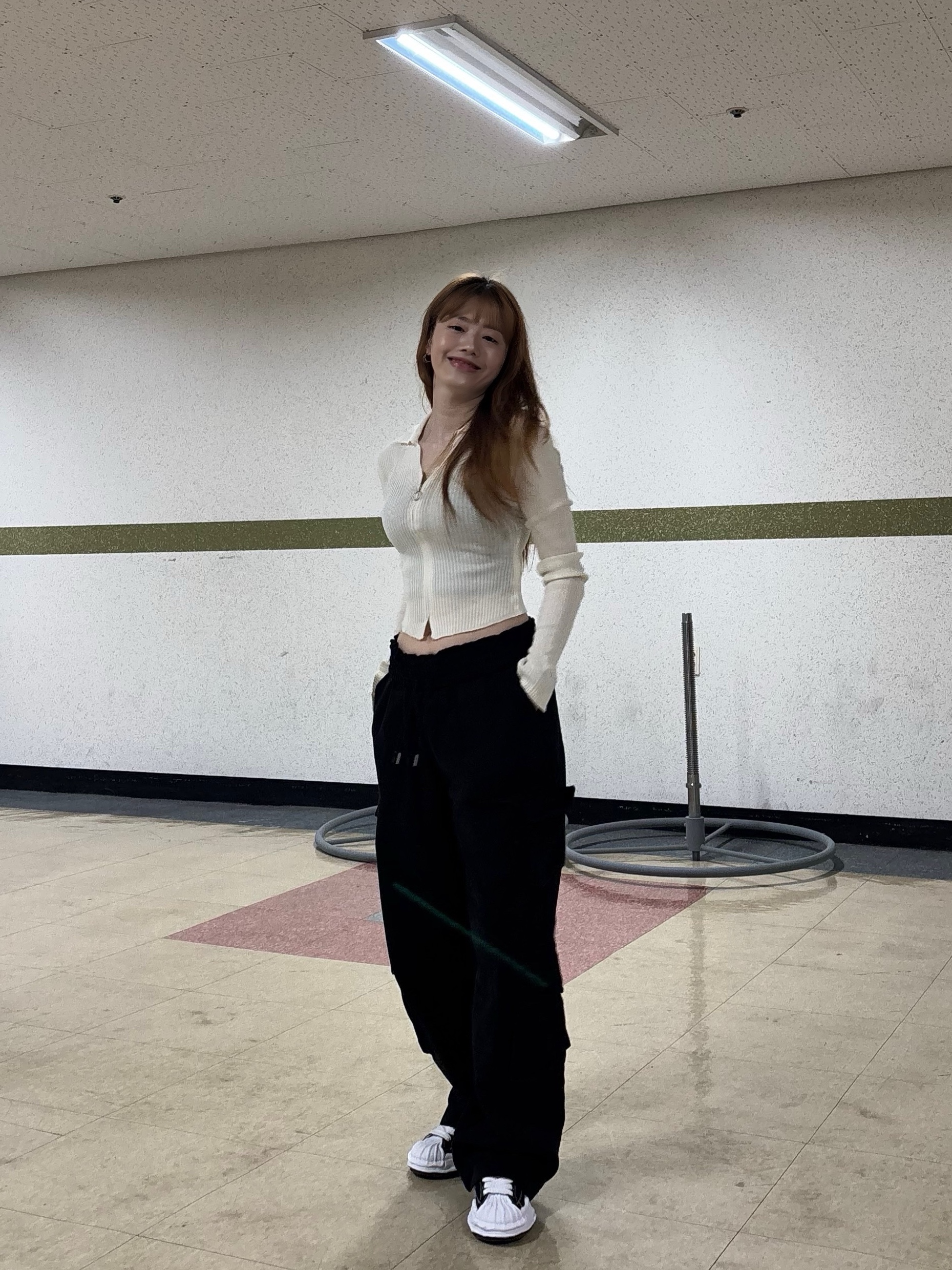 (W) Mischief Knitted Long Sleeve Shirt White, Maison Mihara Yasuhiro Blakey OG Sole Canvas Low-top Sneakers Black White 착용 스타일 - 1
