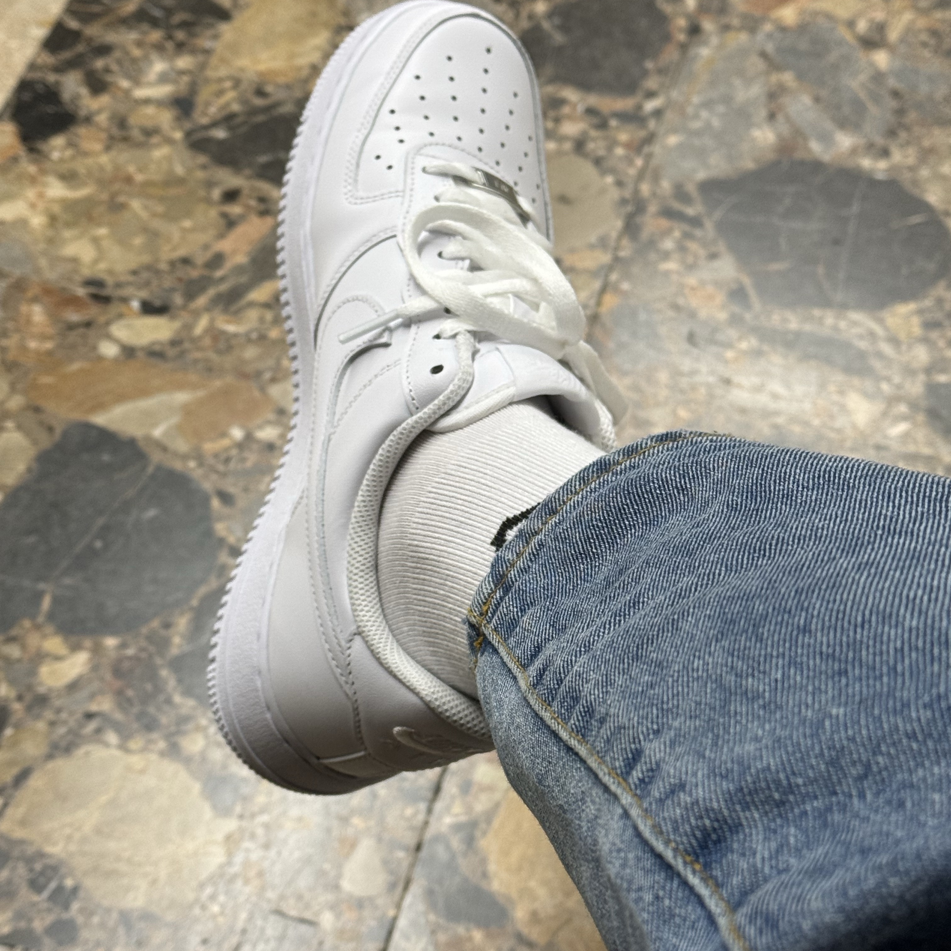 Nike Air Force 1 '07 Low White 착용 스타일 - 2