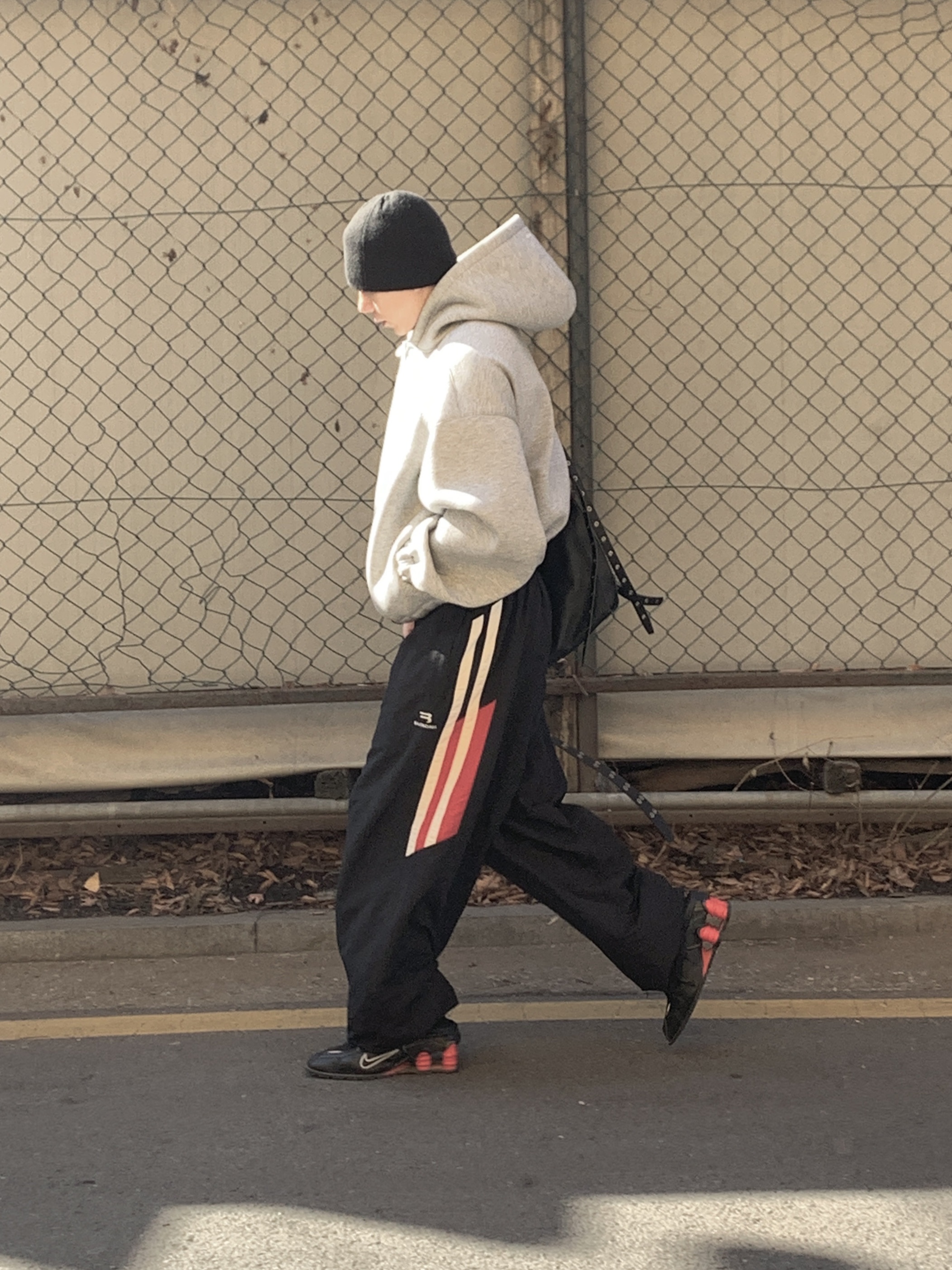 Prada Re-Nylon Hat Black, Nike x Martine Rose Shox MR4 Black 착용 스타일 - 3
