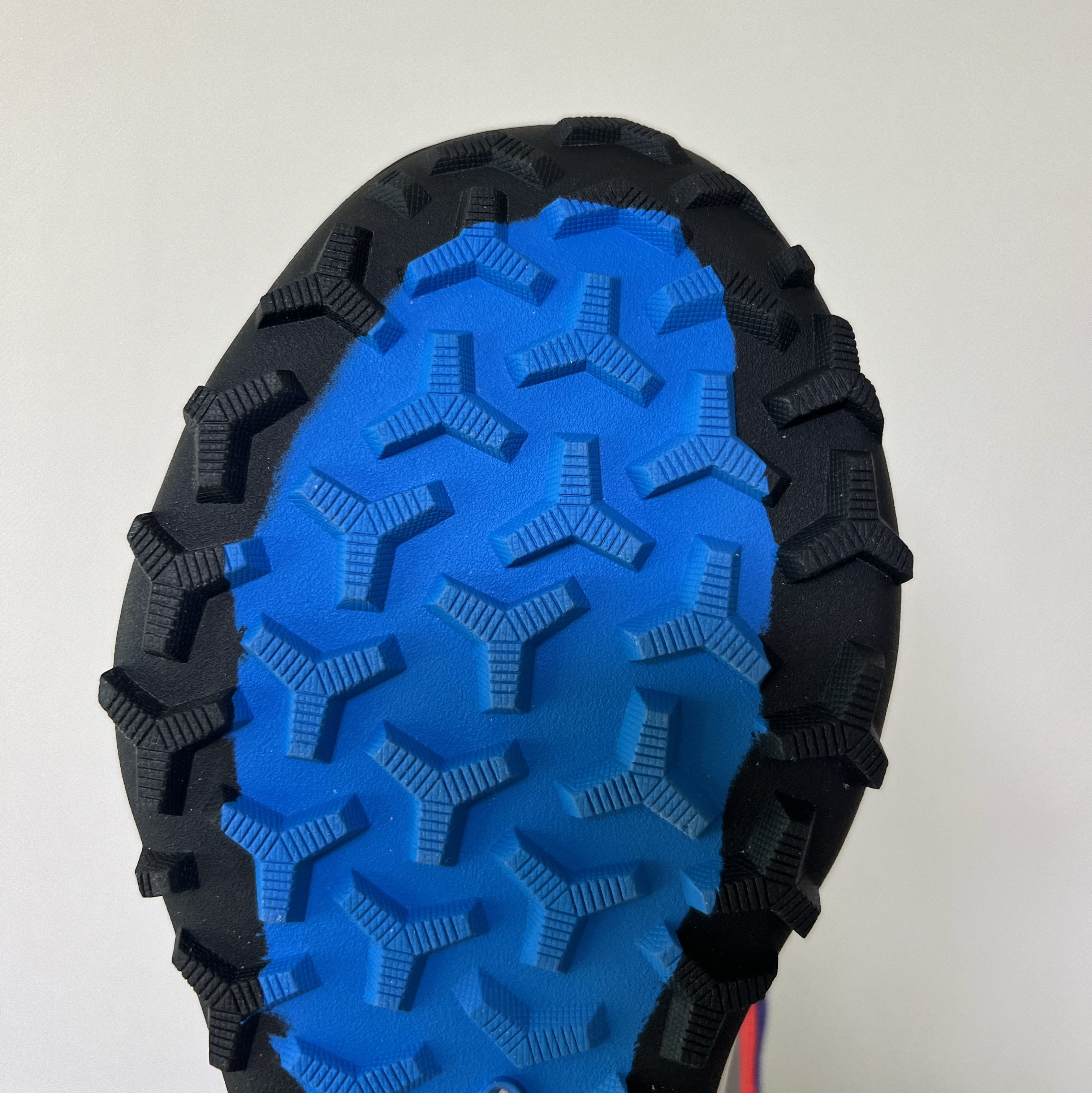 Nike ACG Lowcate Wolf Grey and Bright Crimson 착용 스타일 - 5