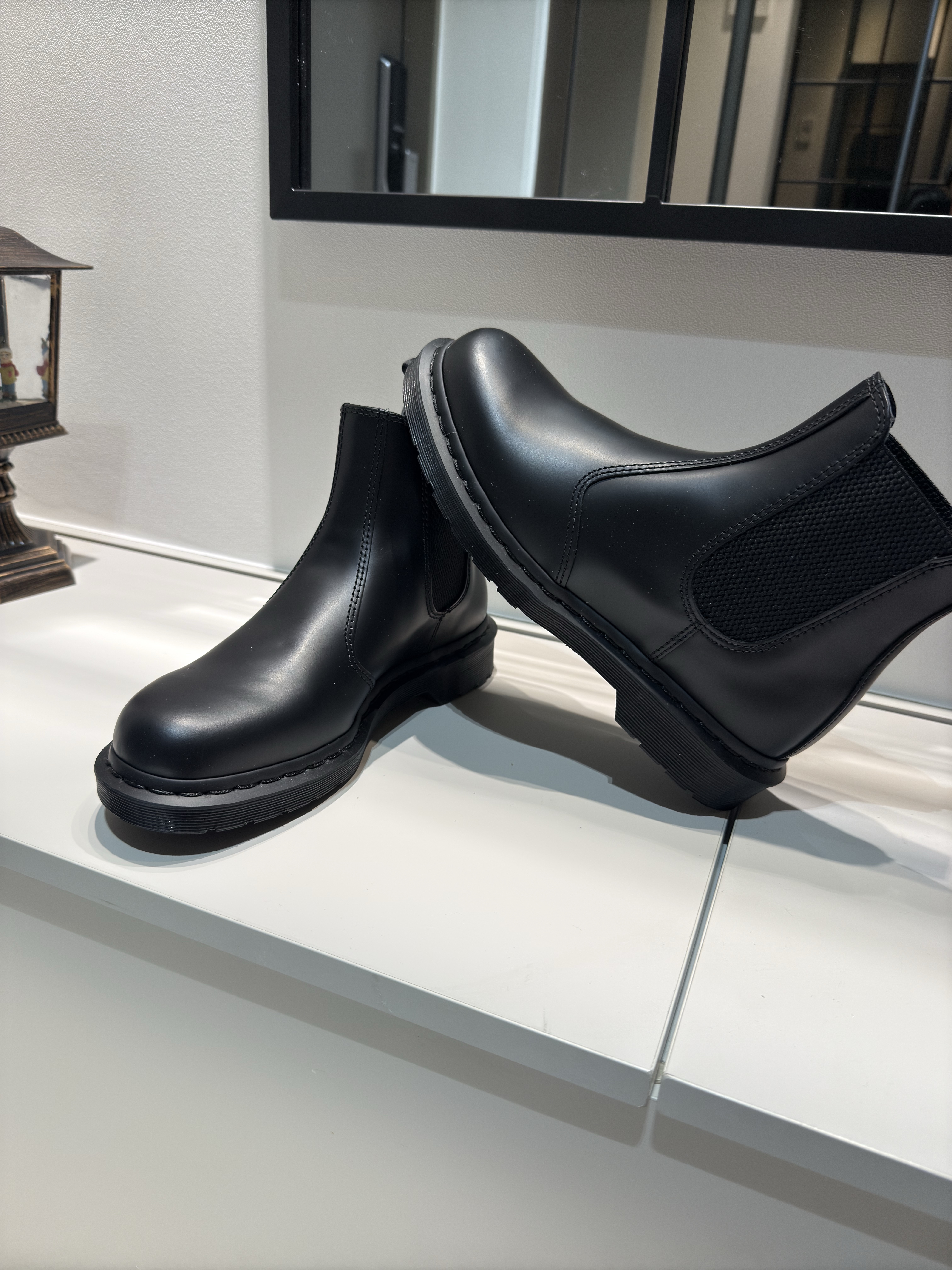 Dr. Martens 2976 Mono Smooth Leather Chelsea Boots Black 착용 스타일