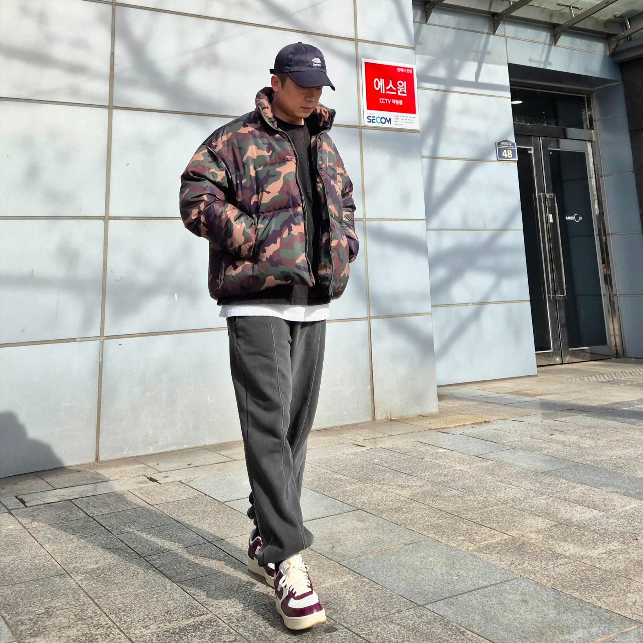 (W) Nike Air Force 1 Low Dark Beetroot, Supreme x The North Face Split 6-Panel Black - 24SS 착용 스타일 - 5