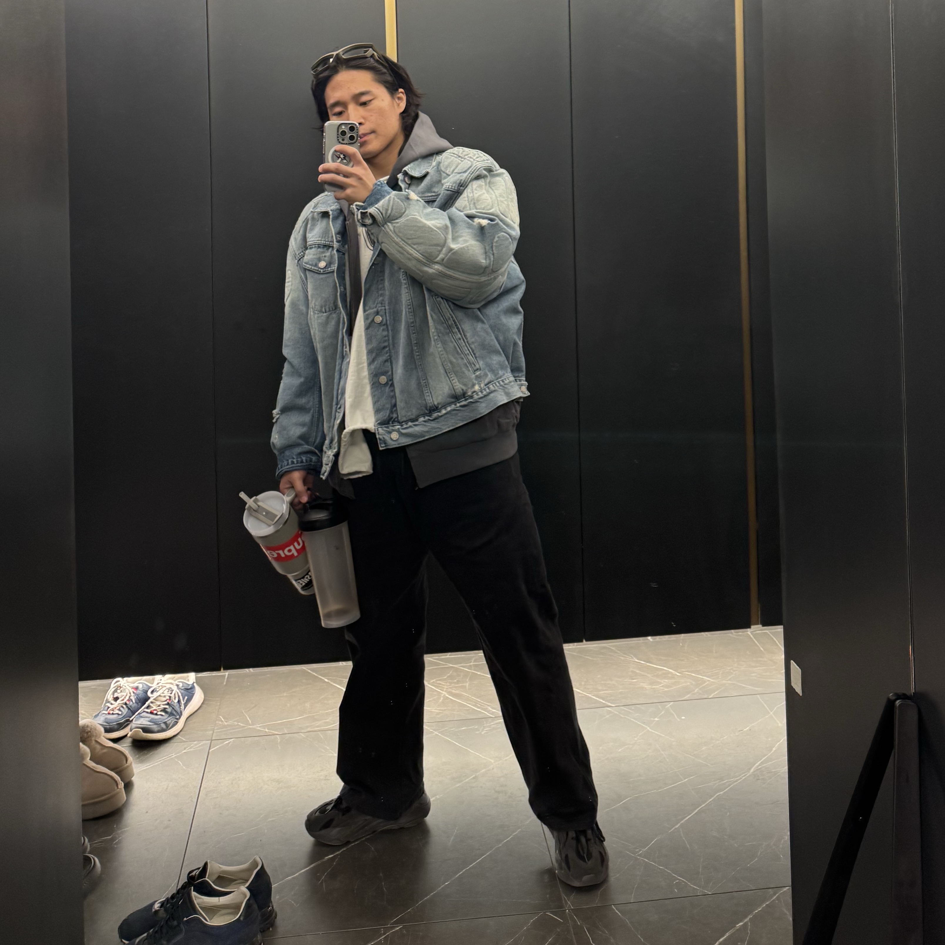 Yeezy Vultures Long Sleeve T-Shirt White, Yeezy Gap Engineered By Balenciaga Padded Denim Jacket Blue 착용 스타일
