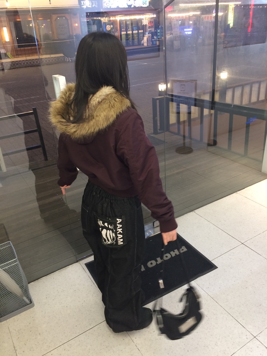 Matin Kim Madeleine Round Bag Black 착용 스타일 - 1