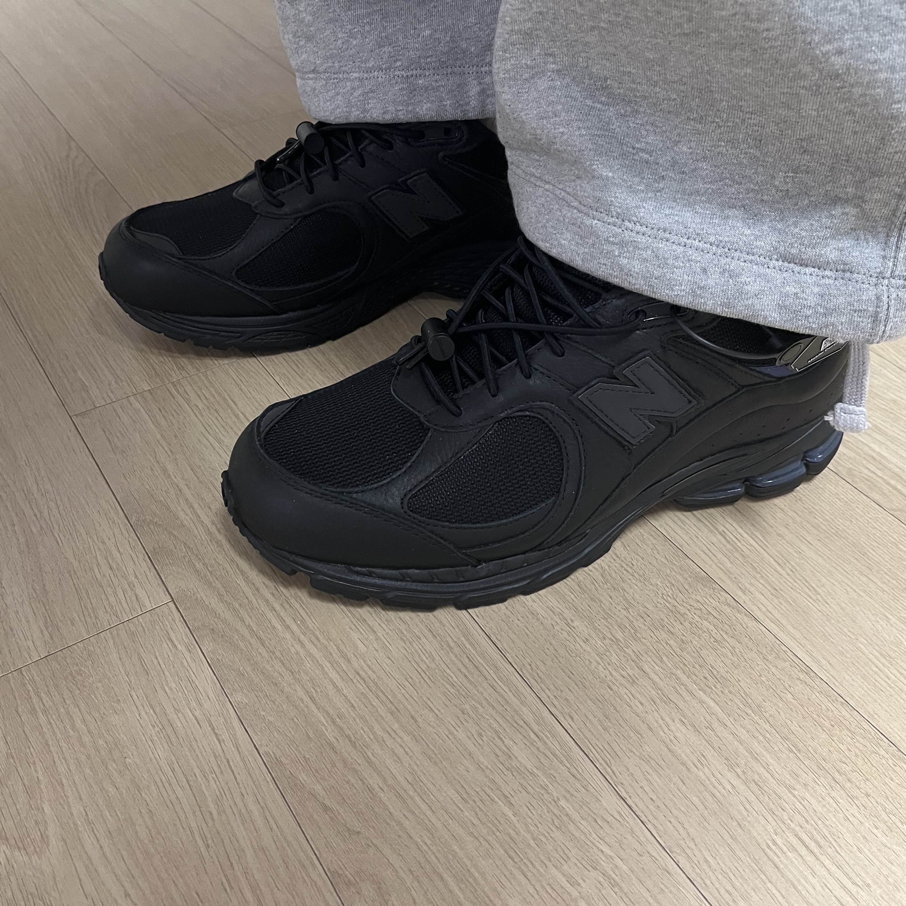 New Balance x JJJJound 2002R Leather Gore-Tex Black Storm 착용 스타일