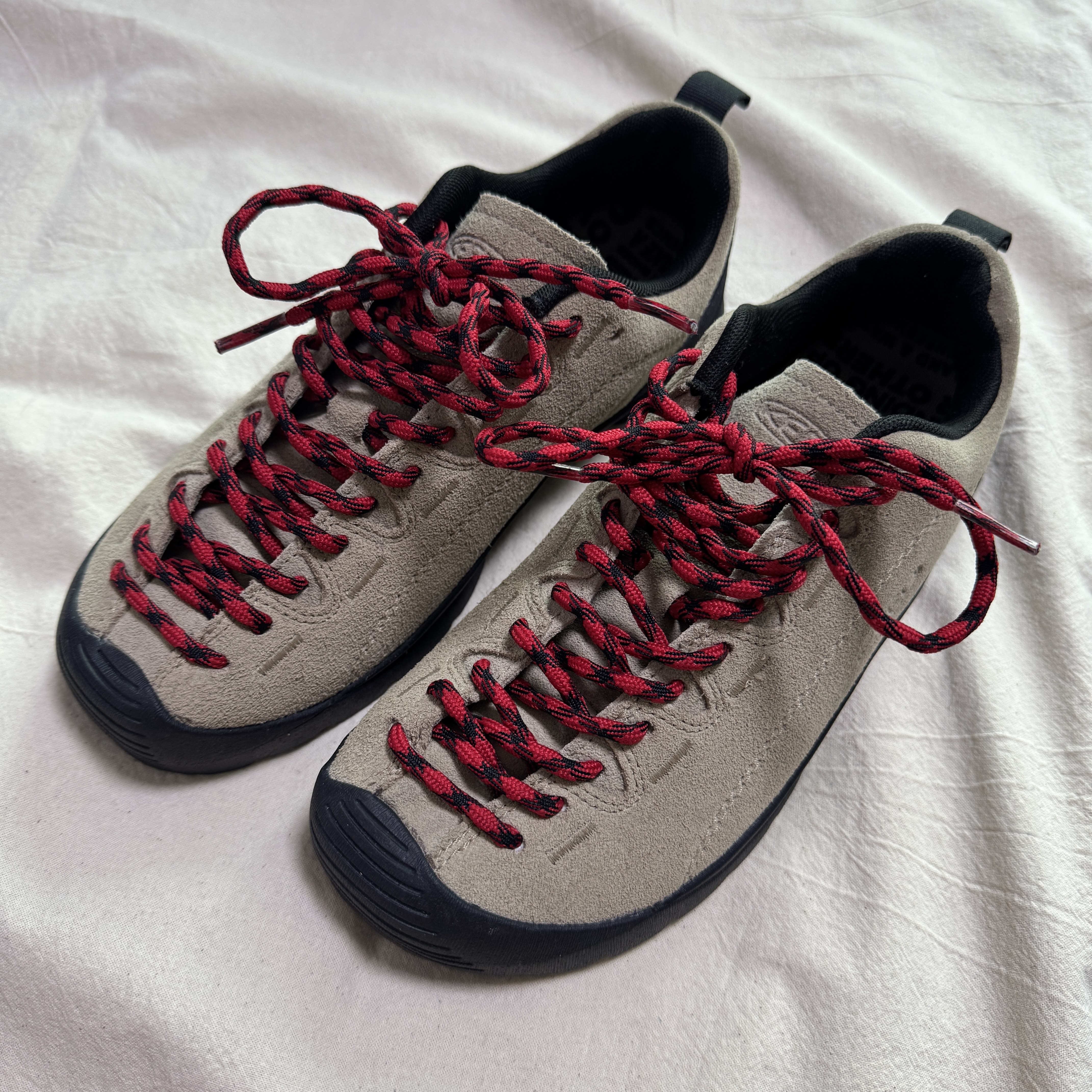 (W) Keen Jasper Suede Sneakers Silver Mink, Keen Jasper Rocks SP Sneakers Beige 착용 스타일 - 1