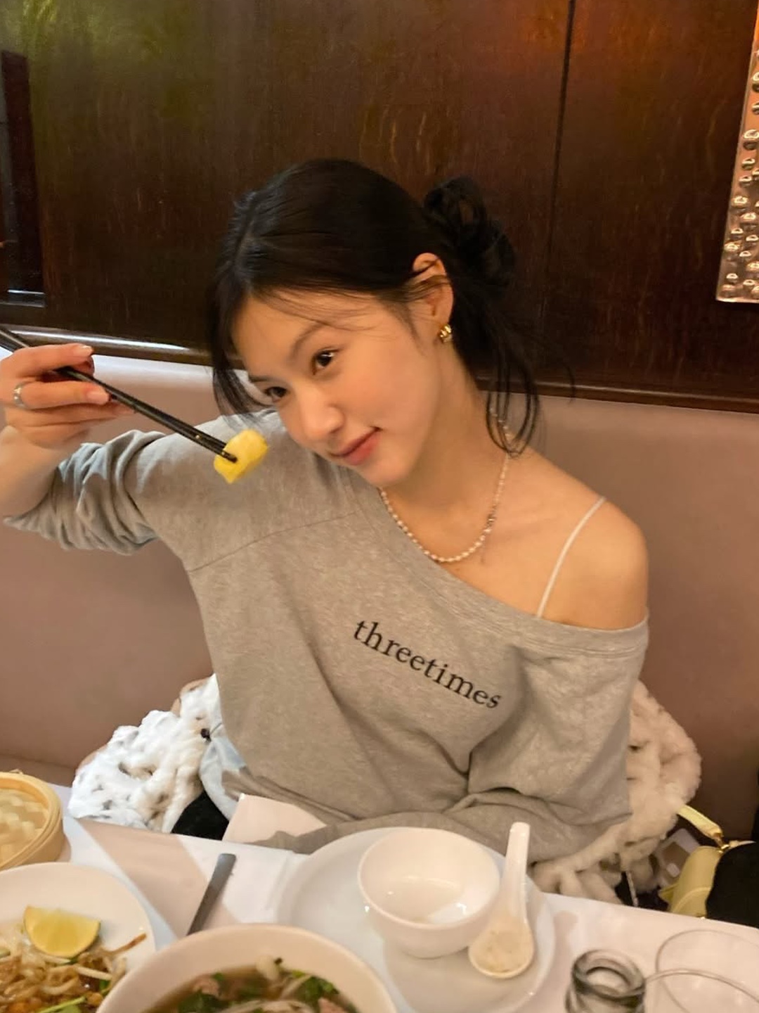 (W) Threetimes One-Shoulder Button Melange T-Shirt Grey Melange, Millo Women One Shoulder Stripe T-Shirt Charcoal Gray 착용 스타일 - 3