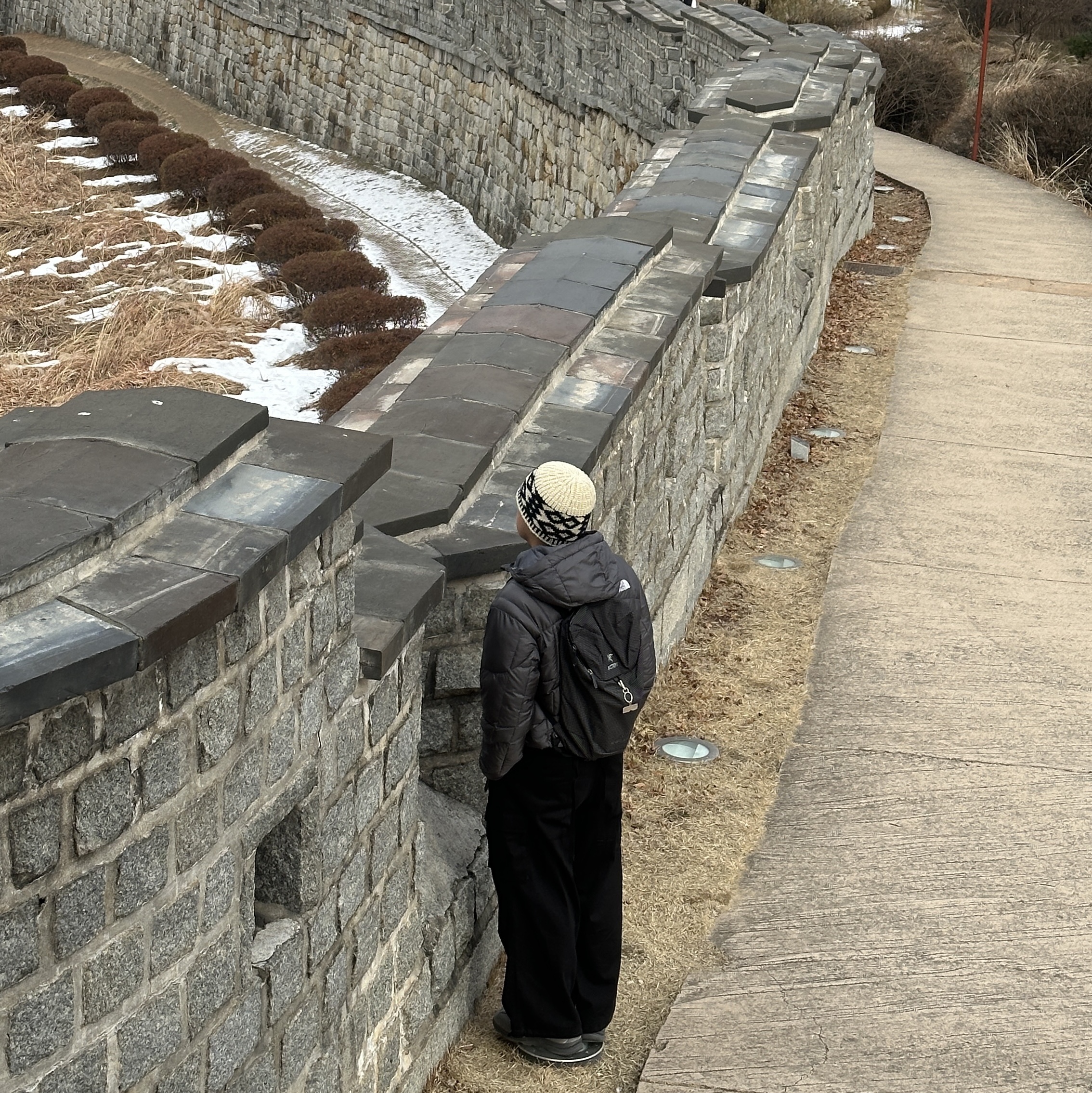 Arc'teryx Konseal 15 Backpack Black, Asics Life Walker 010 Grey - 3E Wide 착용 스타일