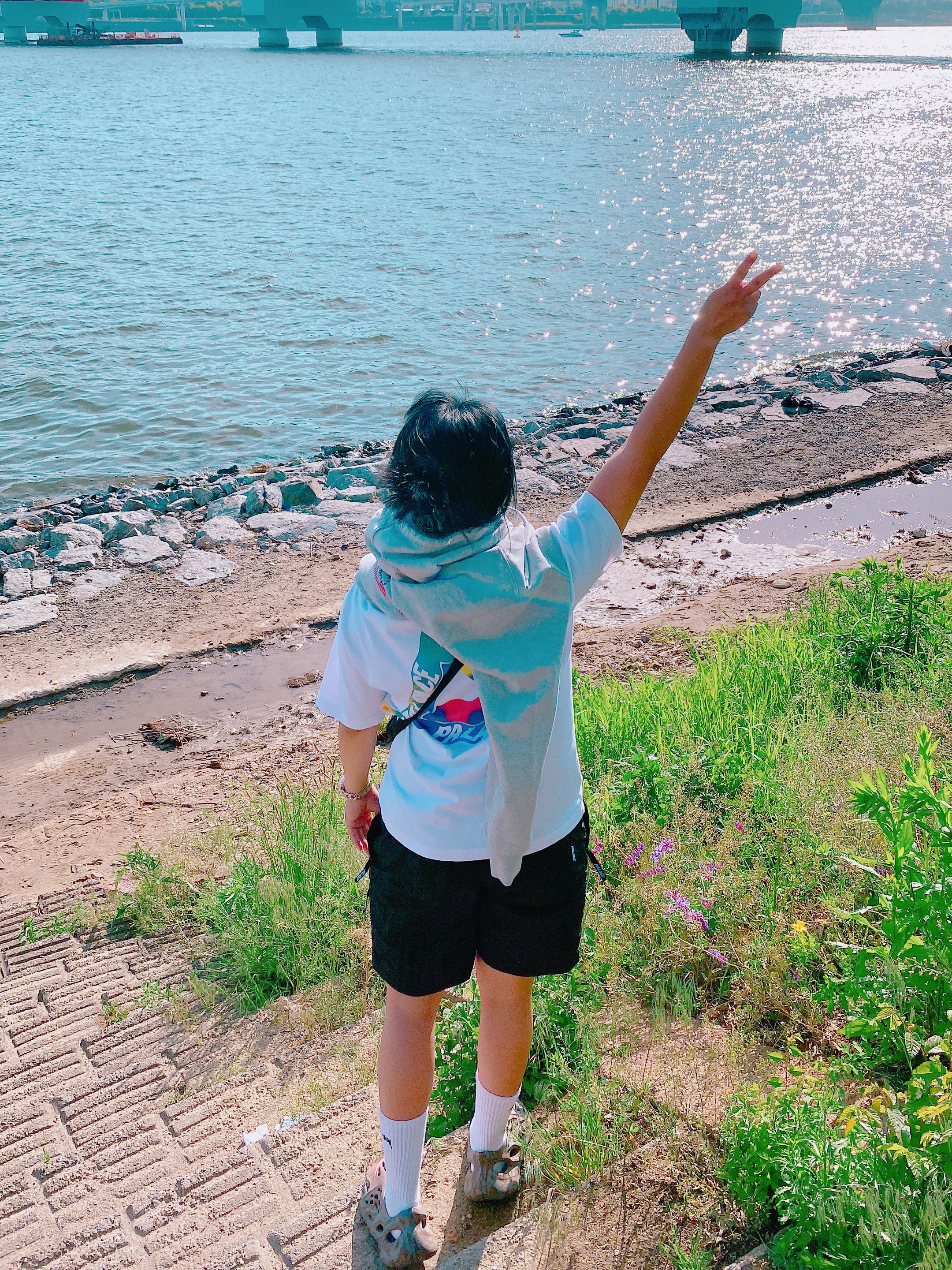 Palace Cripstop Grid Shorts Black - 22SS, Palace Tri-Visions T-Shirt White - 22SS 착용 스타일 - 1