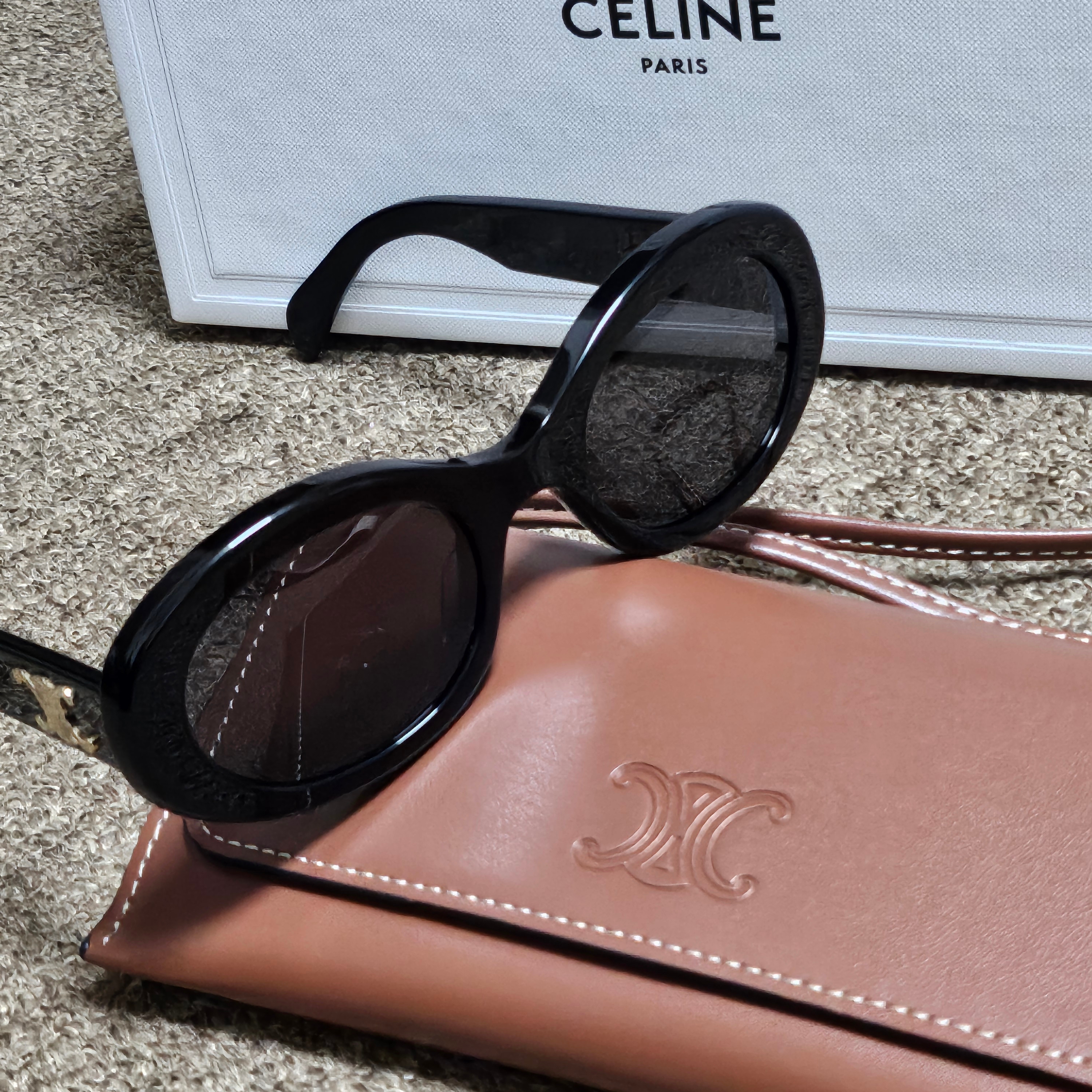 (W) Celine Triomphe 01 Sunglasses in Acetate Black 착용 스타일 - 3