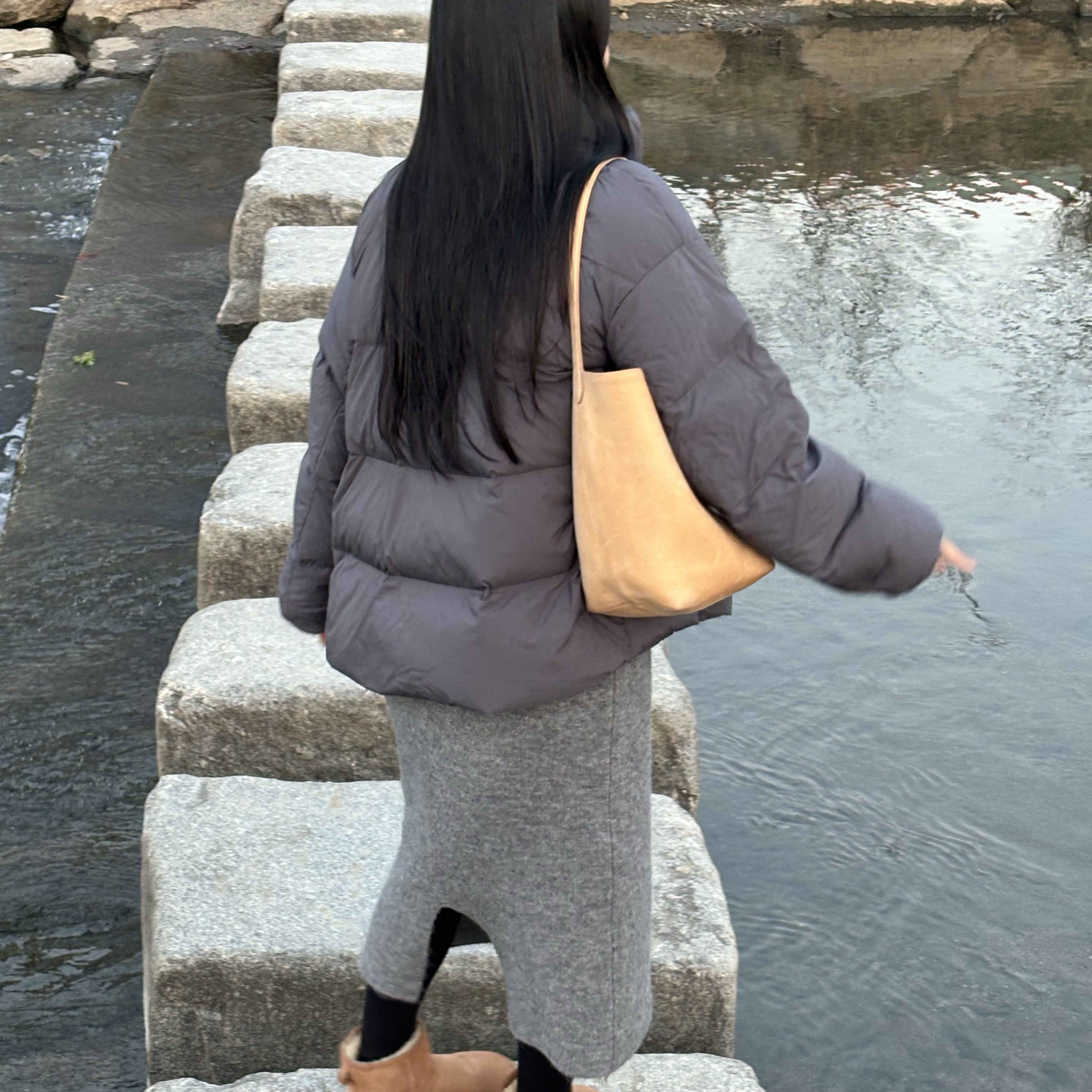 The Row Medium N/S Park Tote in Nubuck Leather Tundra 착용 스타일 - 2