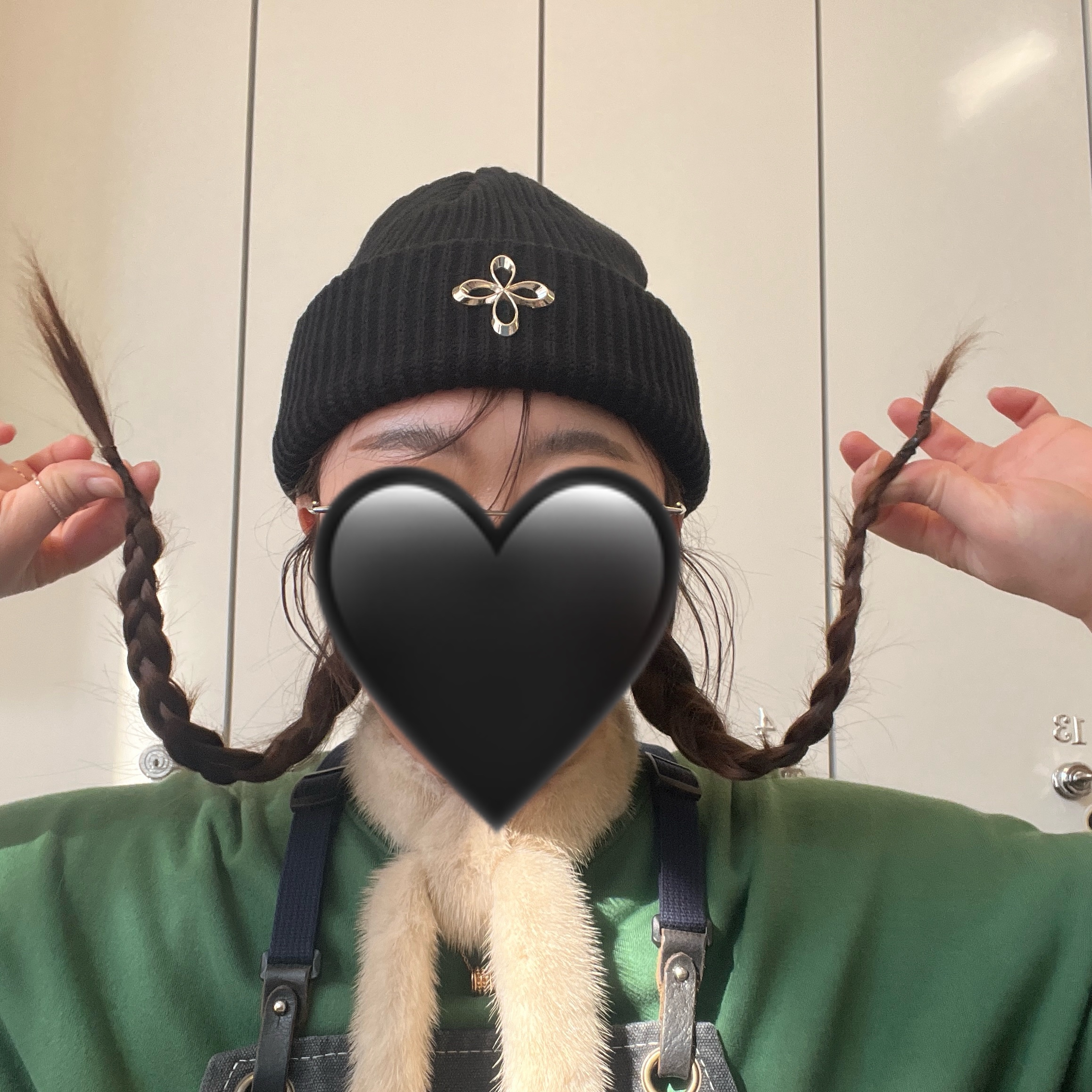 Surgery Clover Logo Beanie Ver.2 Black 착용 스타일 - 1