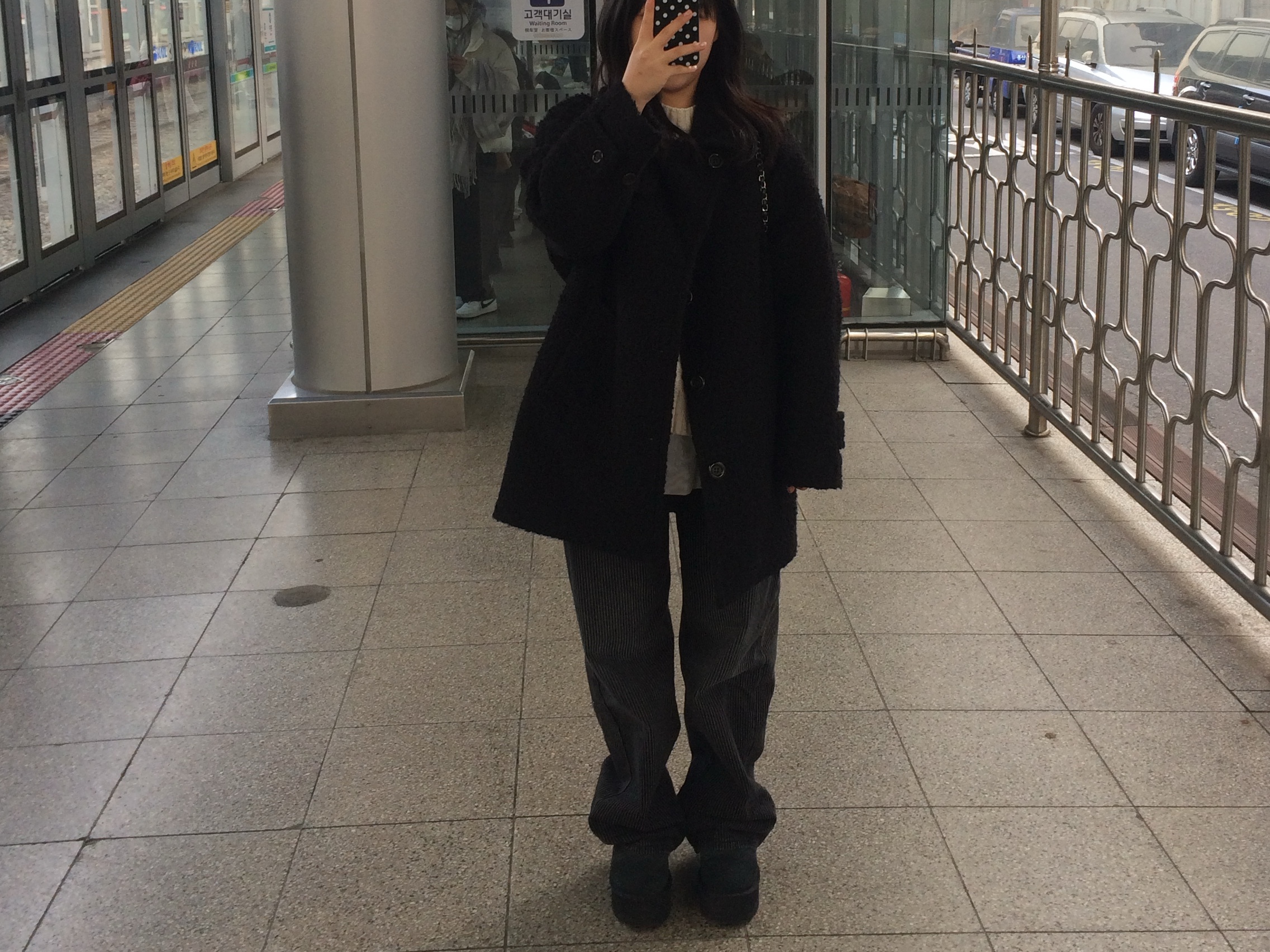 (W) UGG Classic Ultra Mini Platform Boots Black 착용 스타일 - 1