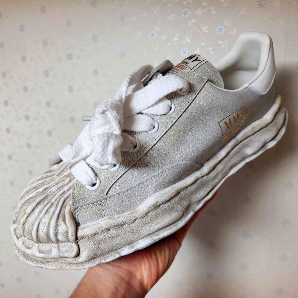 Maison Mihara Yasuhiro Blakey VL OG Sole Leather Low-top Sneakers White 착용 스타일 - 1
