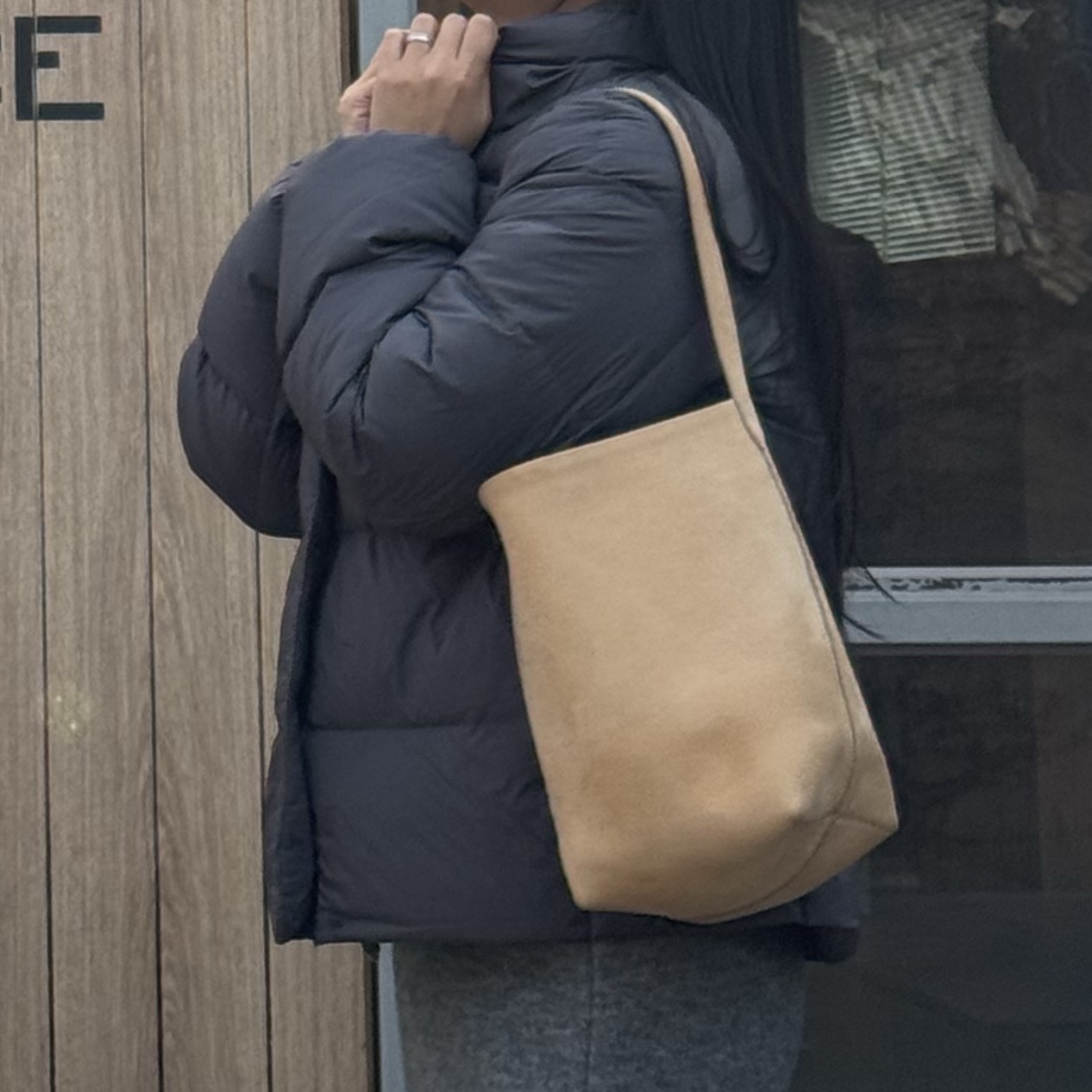The Row Medium N/S Park Tote in Nubuck Leather Tundra 착용 스타일 - 3
