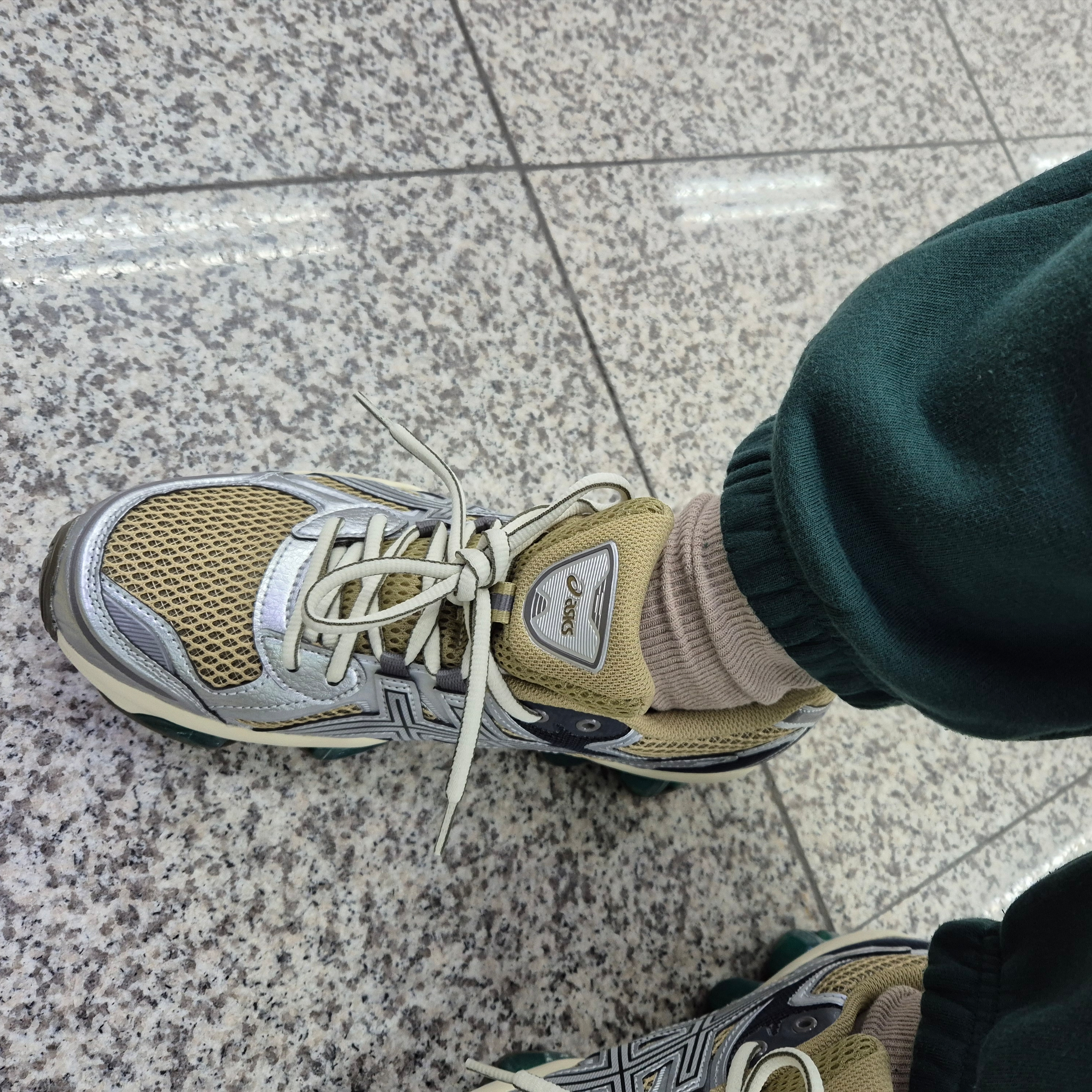 Asics Gel-Quantum Kinetic Khaki Beige Pure Silver 착용 스타일