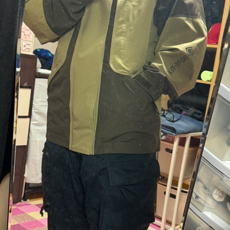 Nike ACG Gore-Tex Jacket Cargo Khaki - Asia 착용 스타일