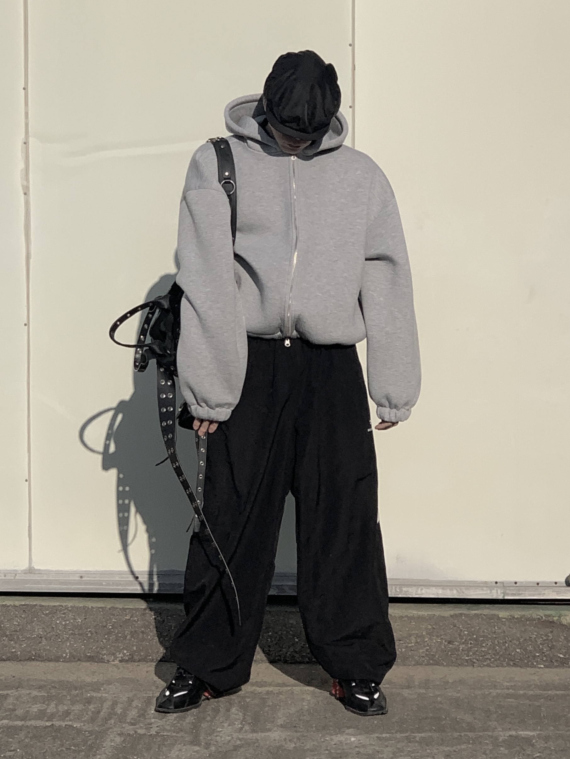 Prada Re-Nylon Hat Black, Nike x Martine Rose Shox MR4 Black 착용 스타일 - 1