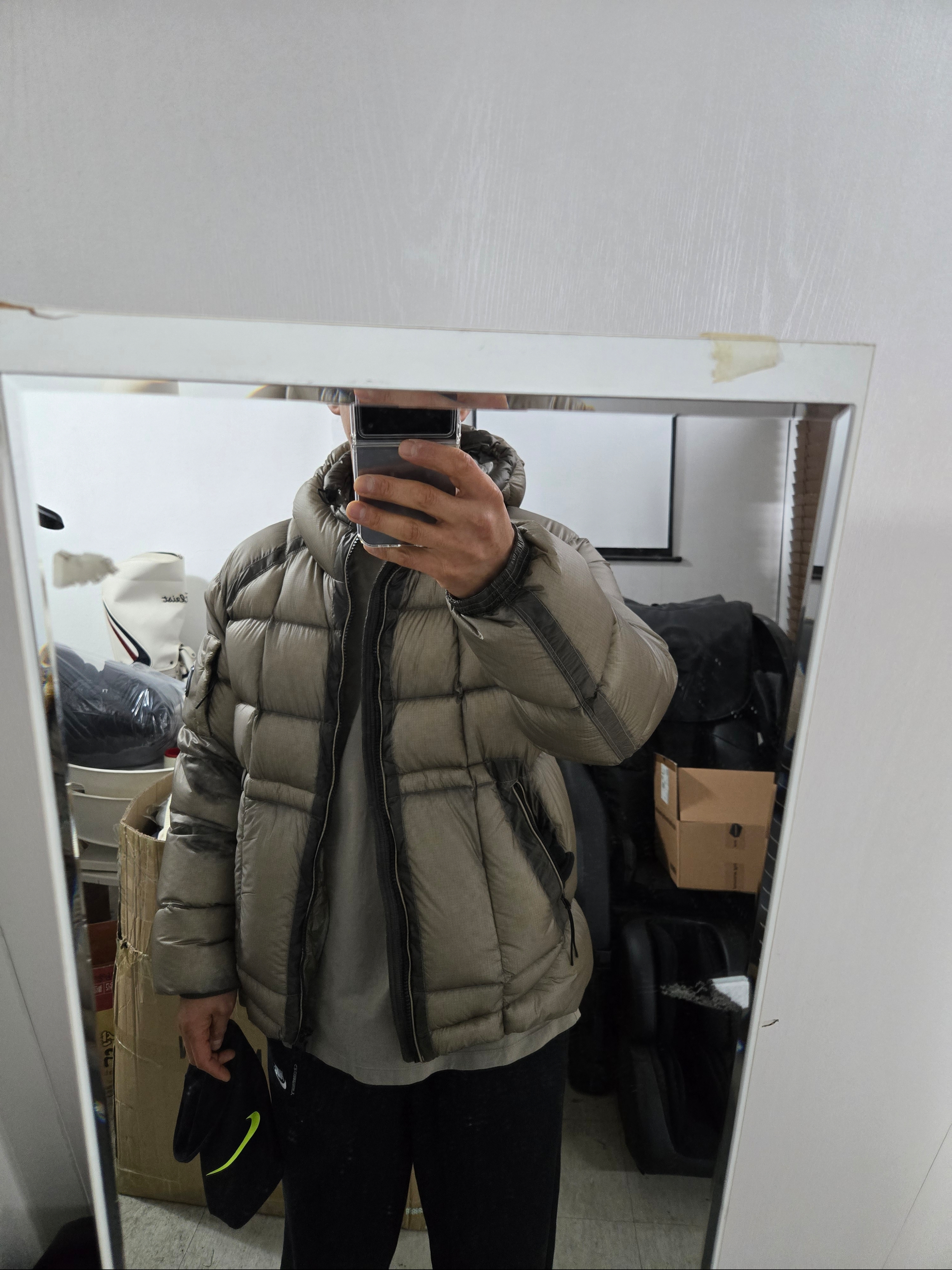 C.P. Company D.D. Shell Hooded Medium Down Jacket Vintage Khaki Beige - 24FW 착용 스타일