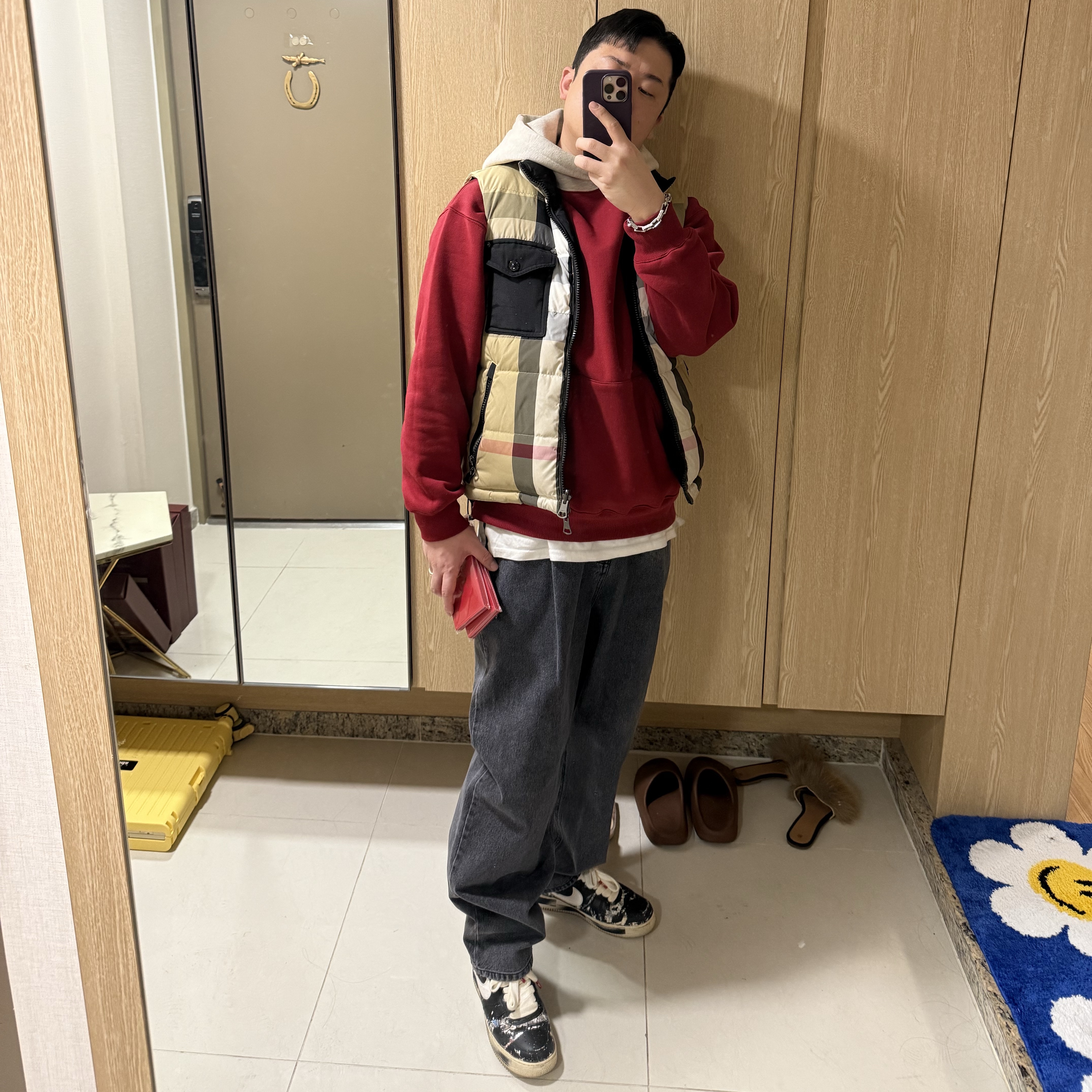 IAB Studio 24 Christmas Hoodie Burgundy Oatmeal, Juun.J Carpenter Denim Black - 22FW 착용 스타일