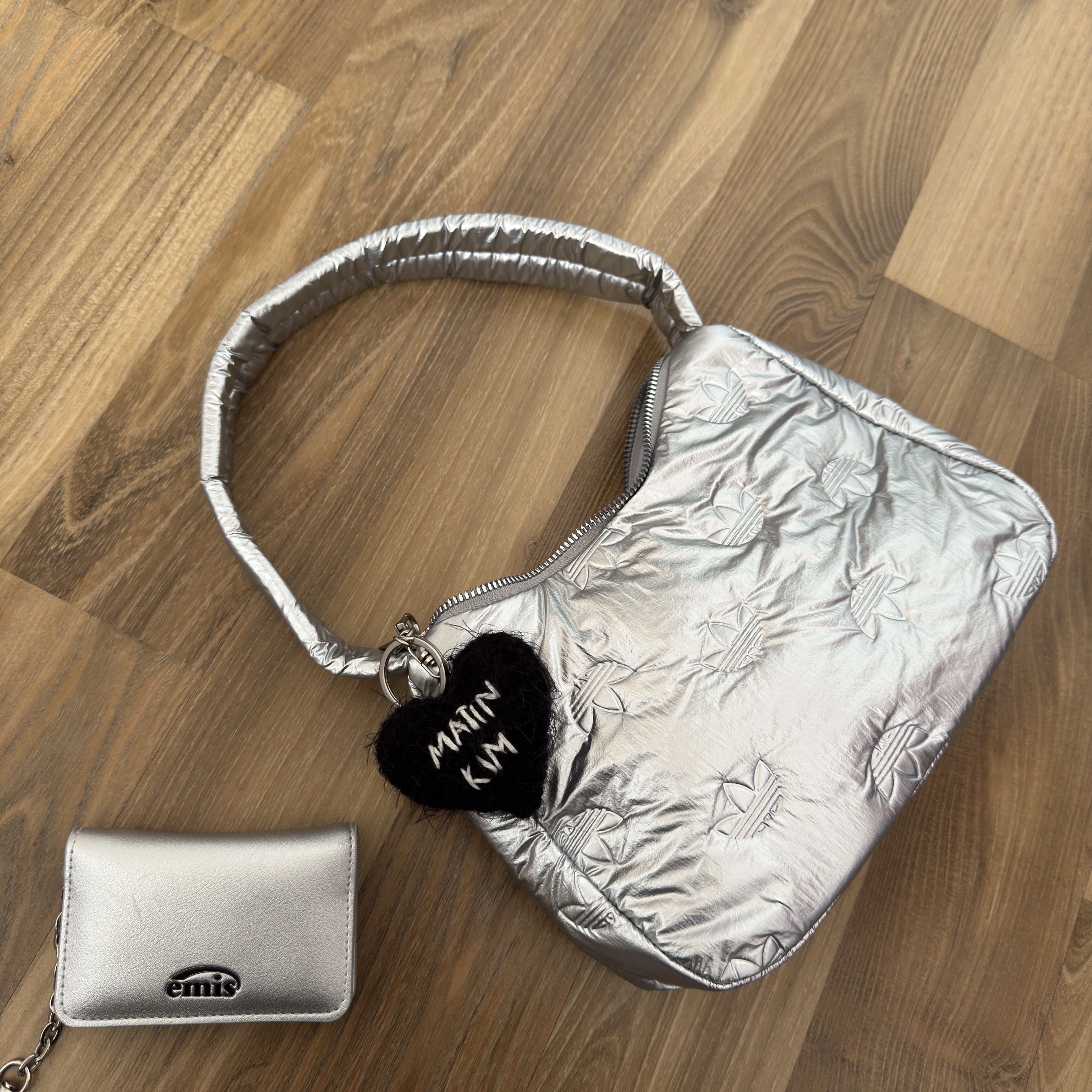 Matin Kim Heart Knit Keyring Black 착용 스타일