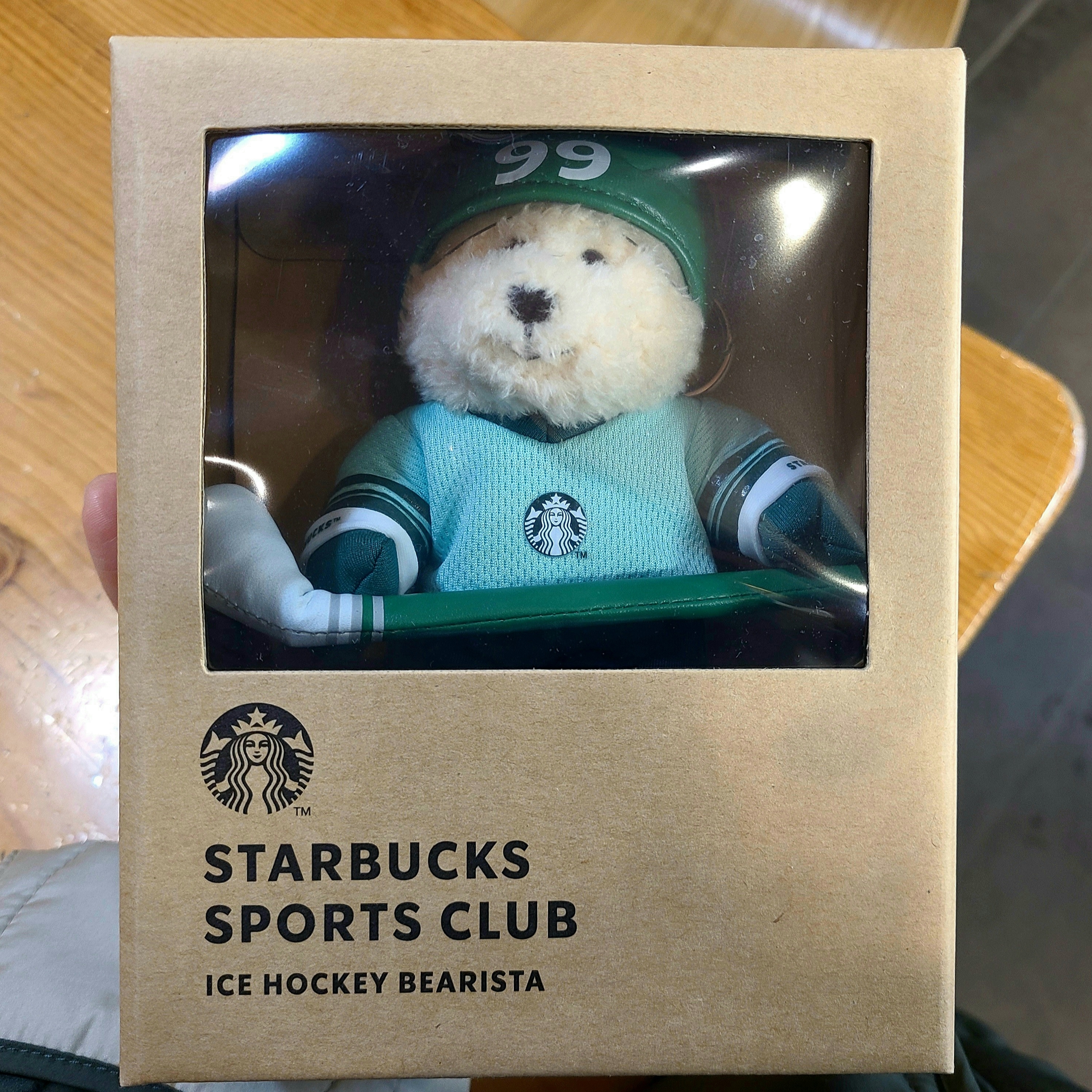 COS Quilted Crossbody Messenger Bag Light Green, Starbucks Running Bearista Keychain 착용 스타일 - 4