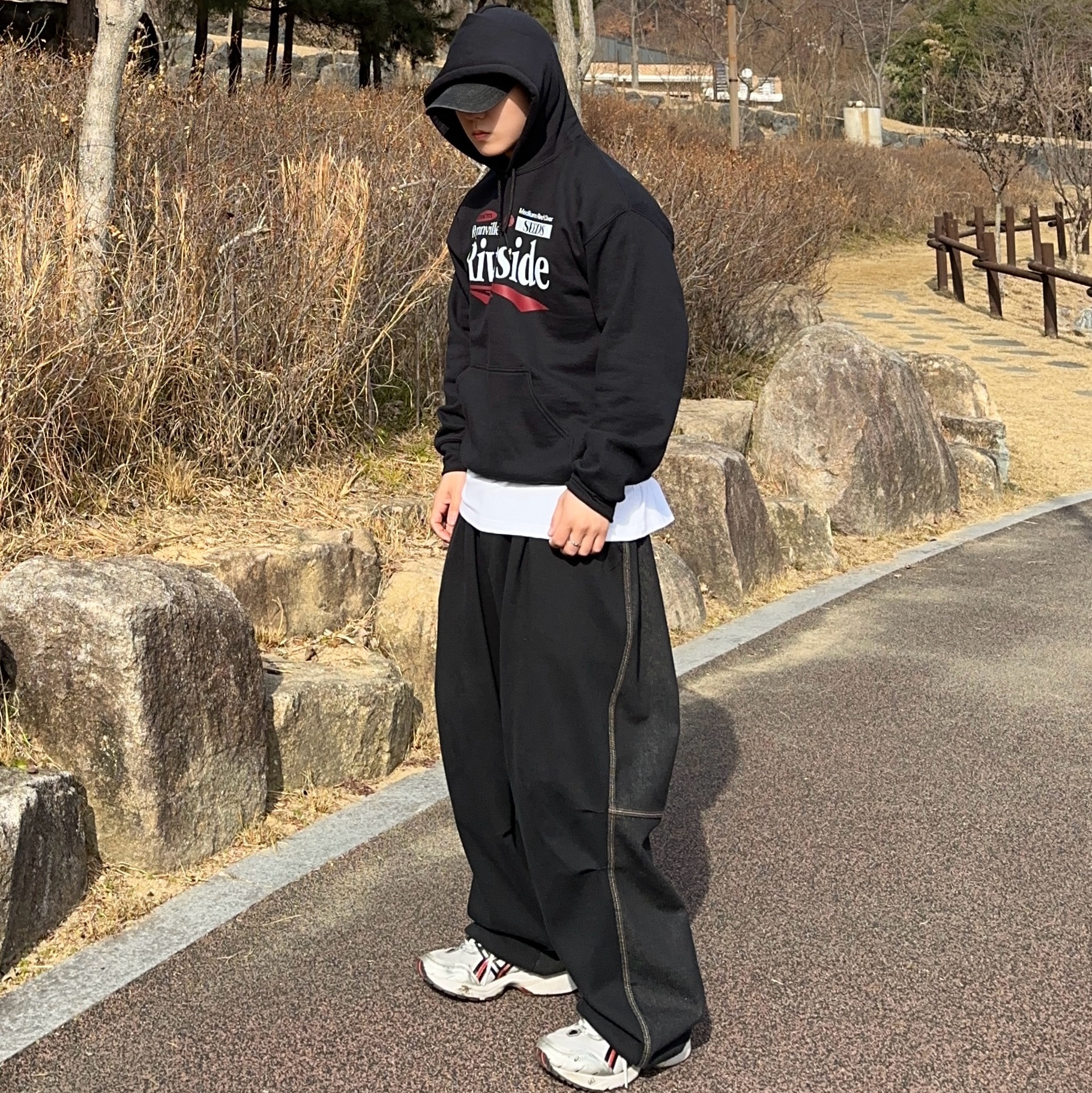 Gildan X EMEM Riverside Hoodie Black 착용 스타일 - 6