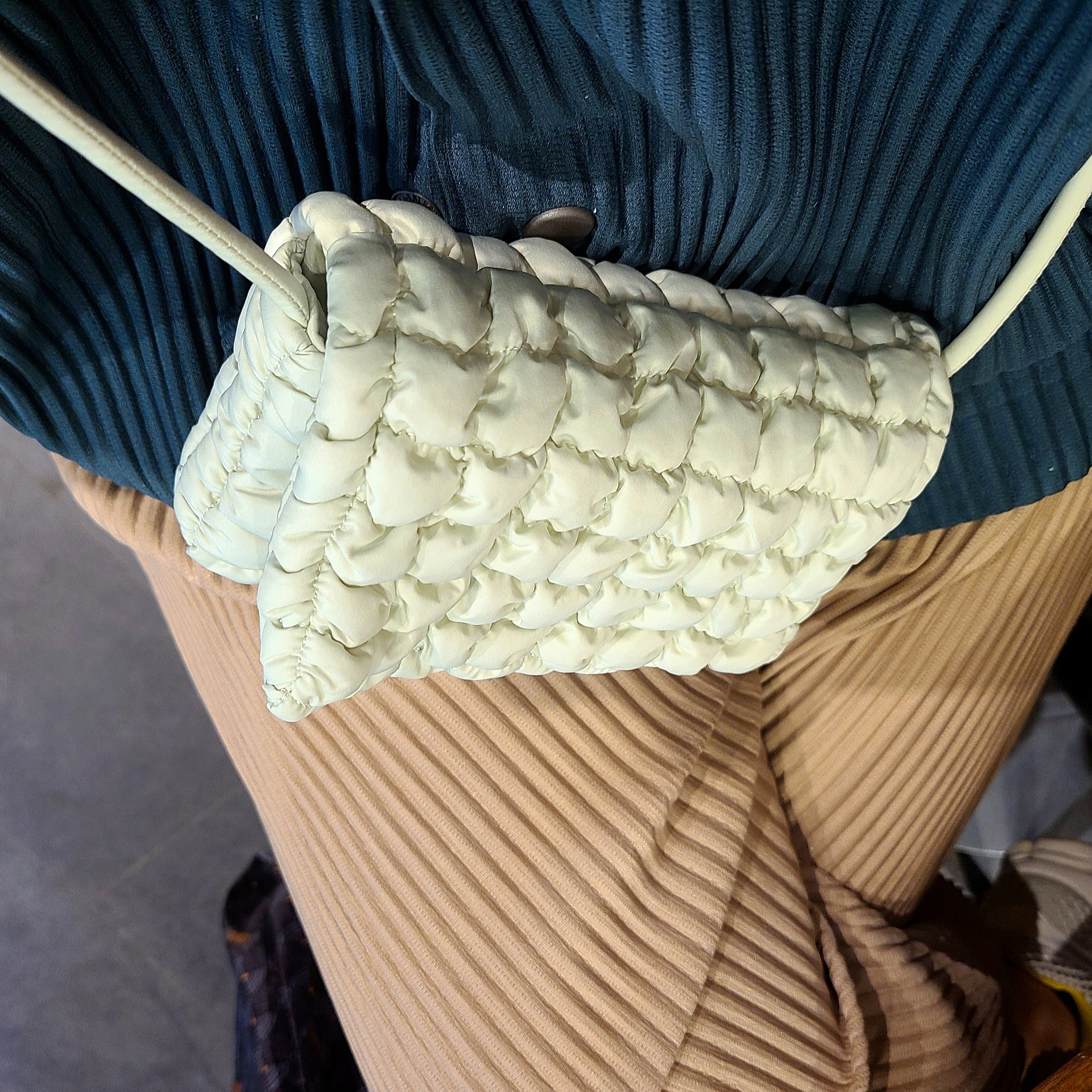 COS Quilted Crossbody Messenger Bag Light Green, Starbucks Running Bearista Keychain 착용 스타일 - 1