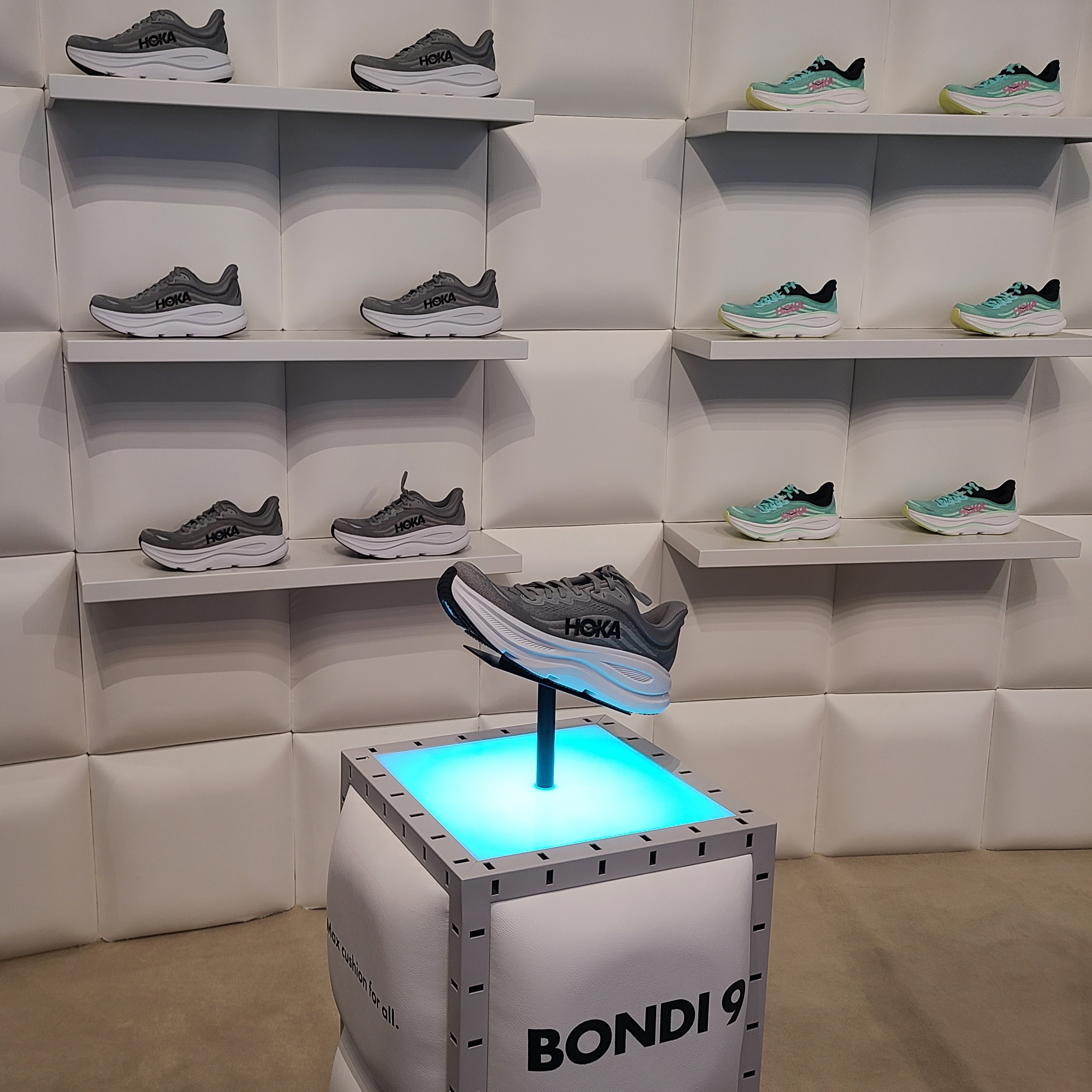 (W) Hoka Bondi 9 Blue Spark Mint Fluorite - Wide, Hoka Bondi 9 Galactic Grey - Wide 착용 스타일 - 2