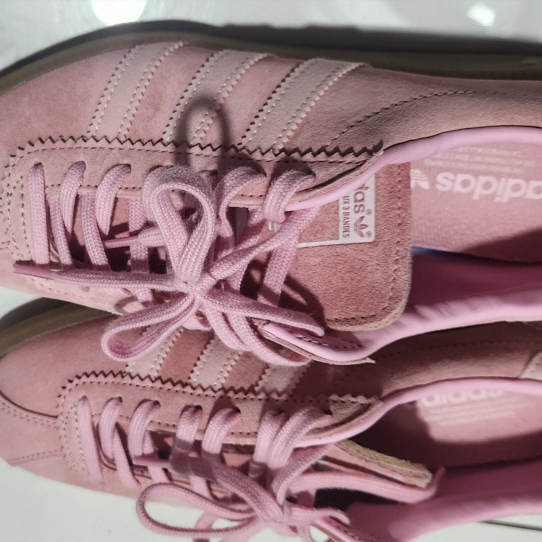 Adidas Bermuda Glow Pink 착용 스타일
