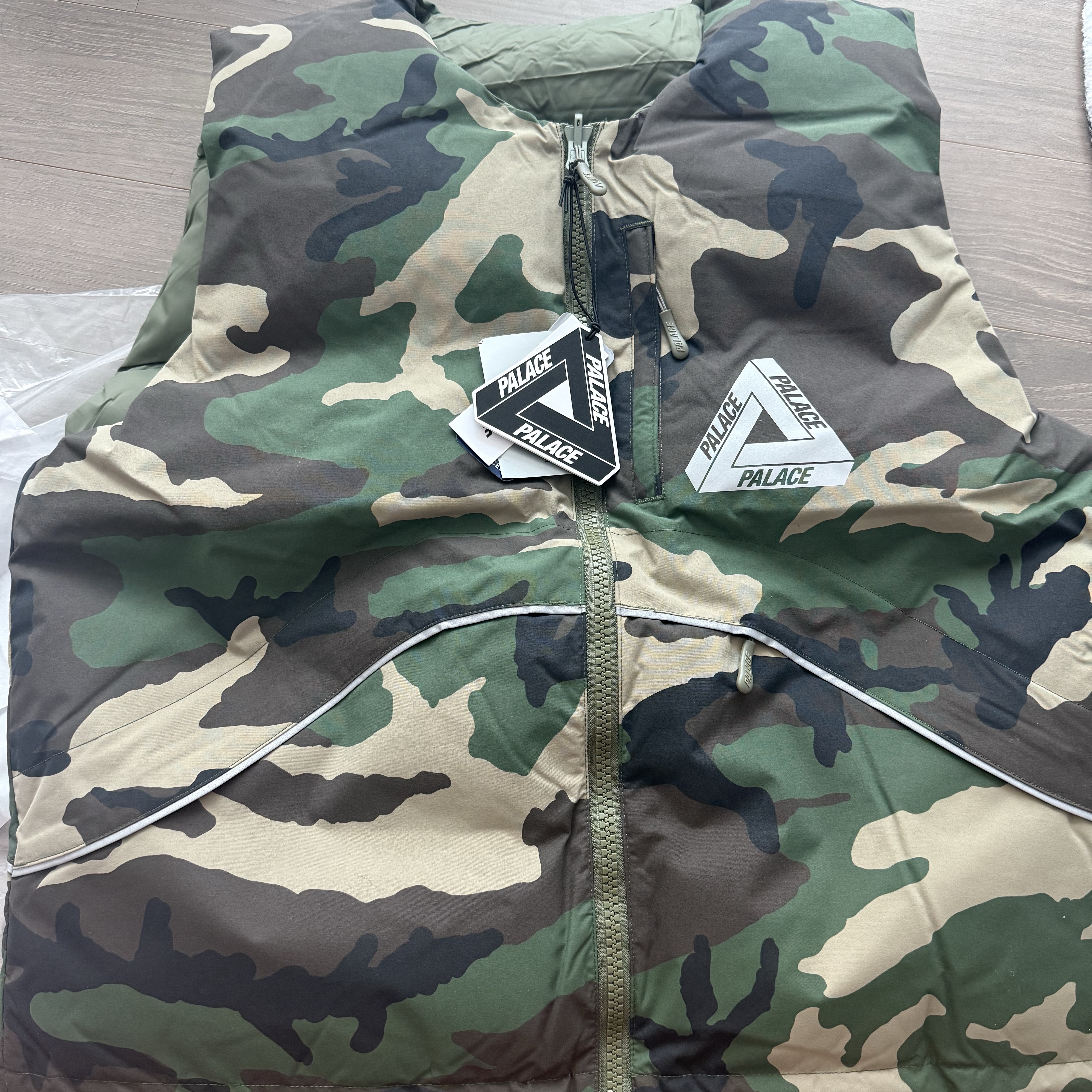 Palace P-Tech Reversible Puffa Vest Camo - 23FW 착용 스타일