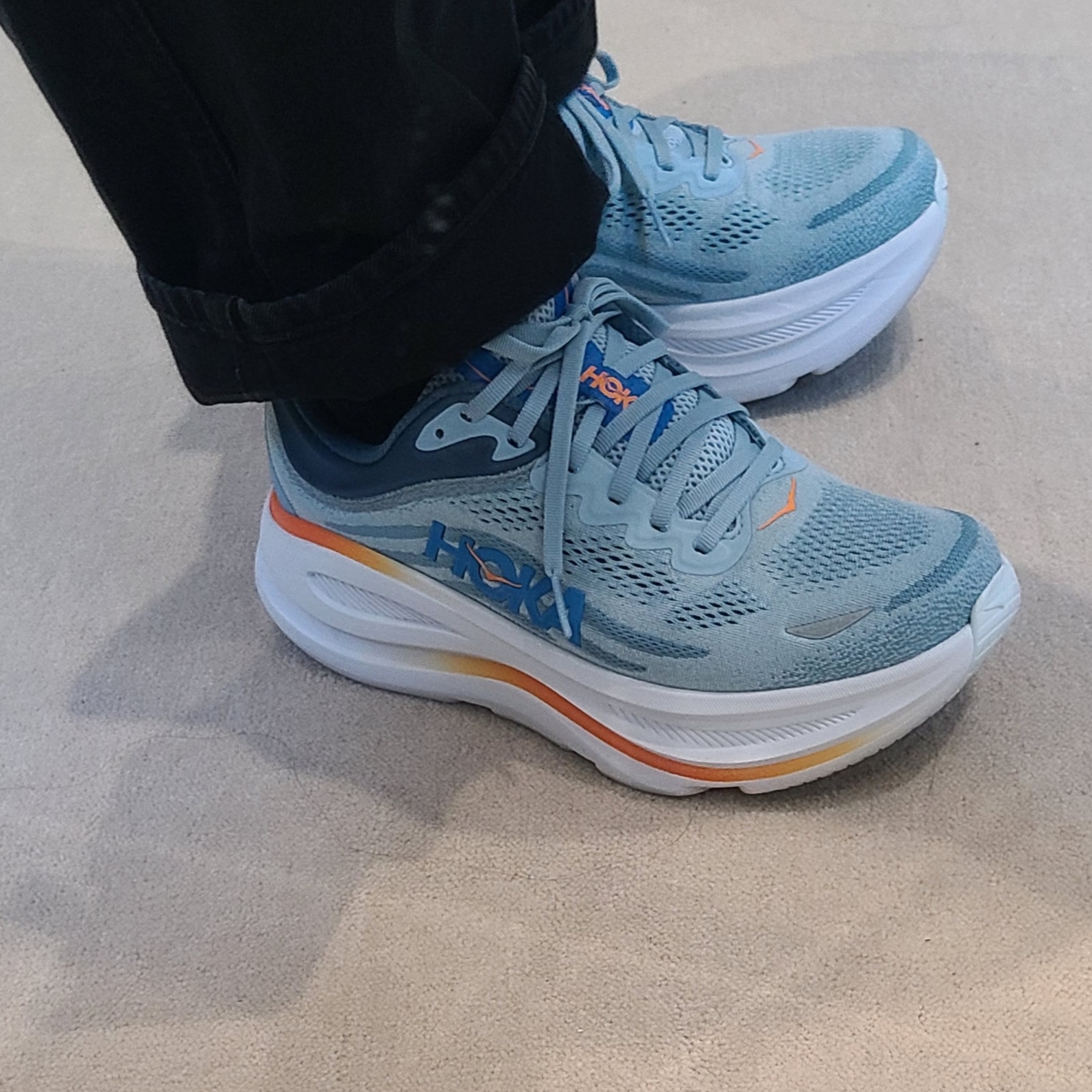 (W) Hoka Bondi 9 Blue Spark Mint Fluorite - Wide, Hoka Bondi 9 Galactic Grey - Wide 착용 스타일 - 3