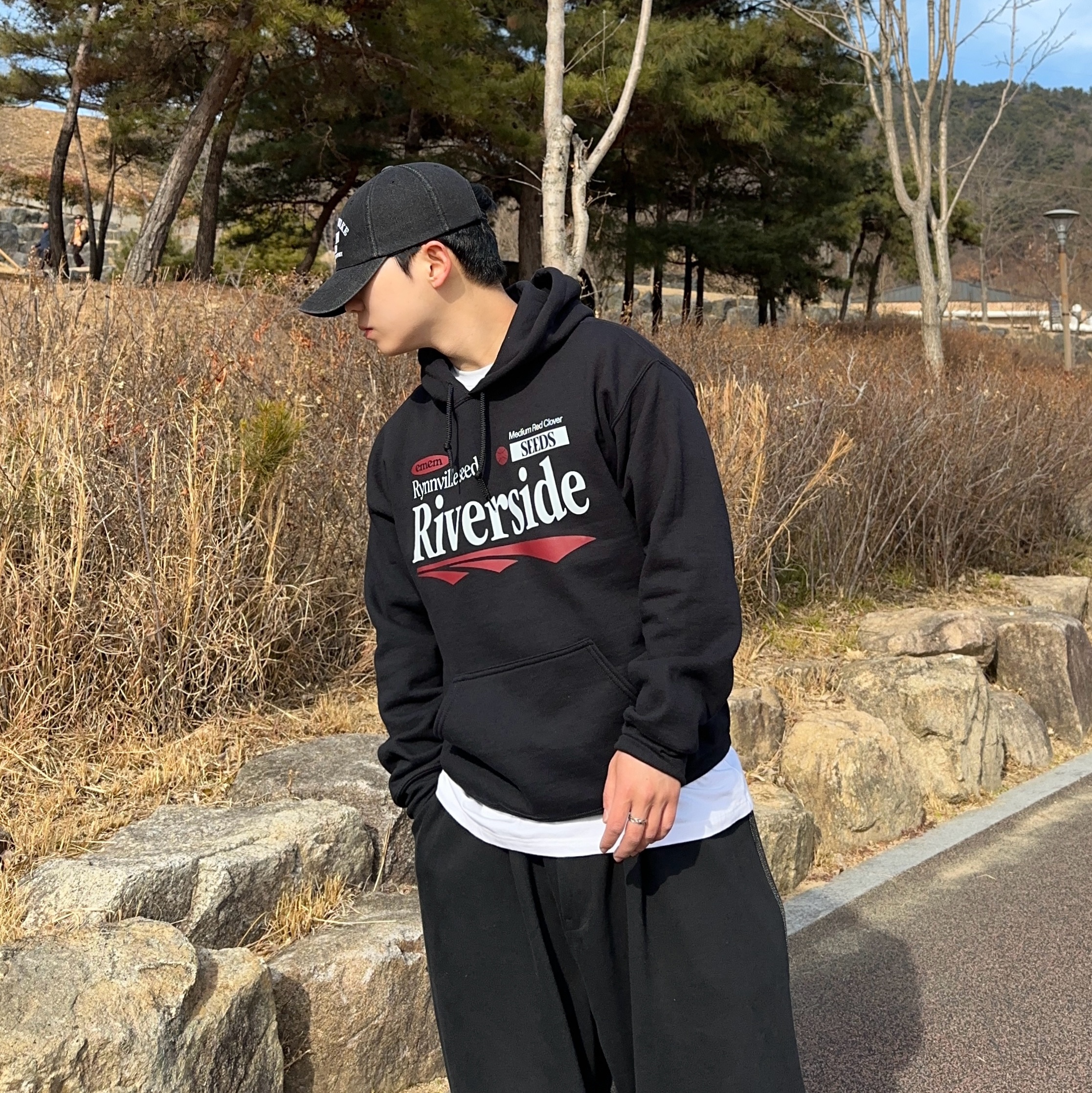 Gildan X EMEM Riverside Hoodie Black 착용 스타일 - 3