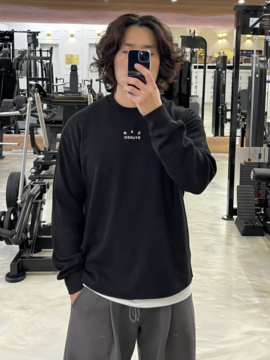 IAB Studio Waffle Long Sleeve Black White 착용 스타일 - 1