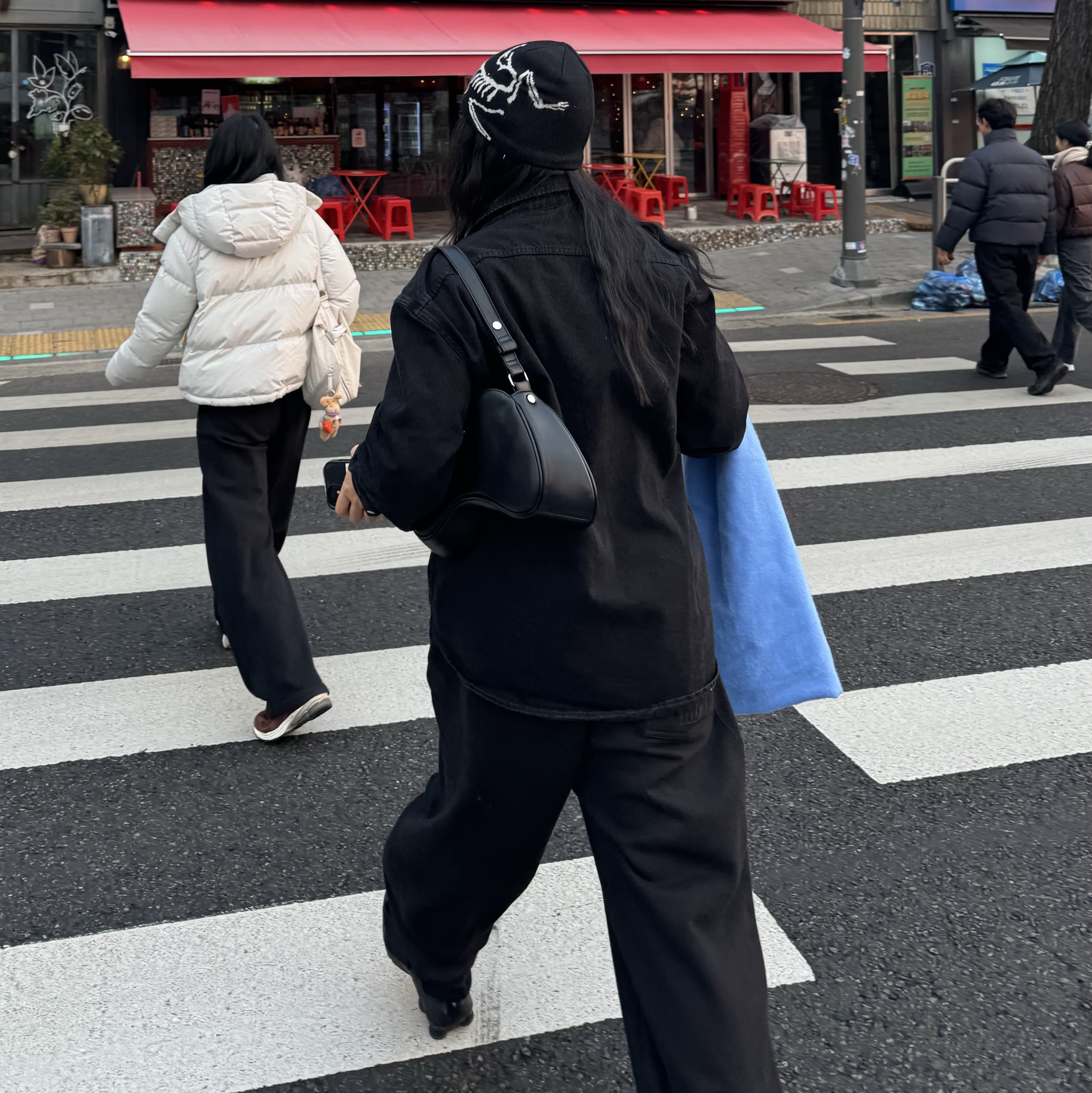 (W) Nike Shox R4 Black, Diesel Play Shoulder Bag Black 착용 스타일 - 2