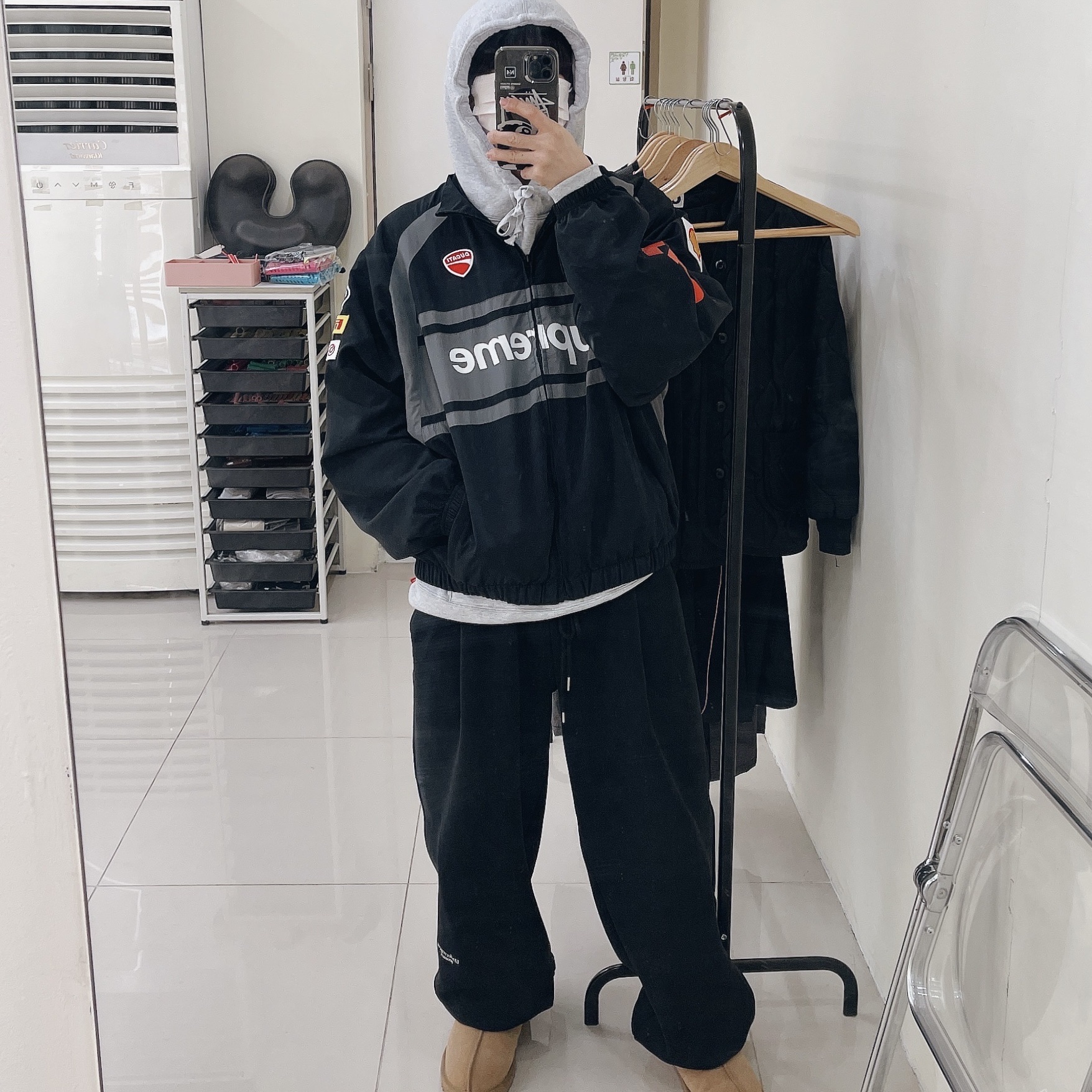 Supreme x Ducati Track Jacket Black - 24SS, (W) UGG Tasman Slipper Driftwood 착용 스타일