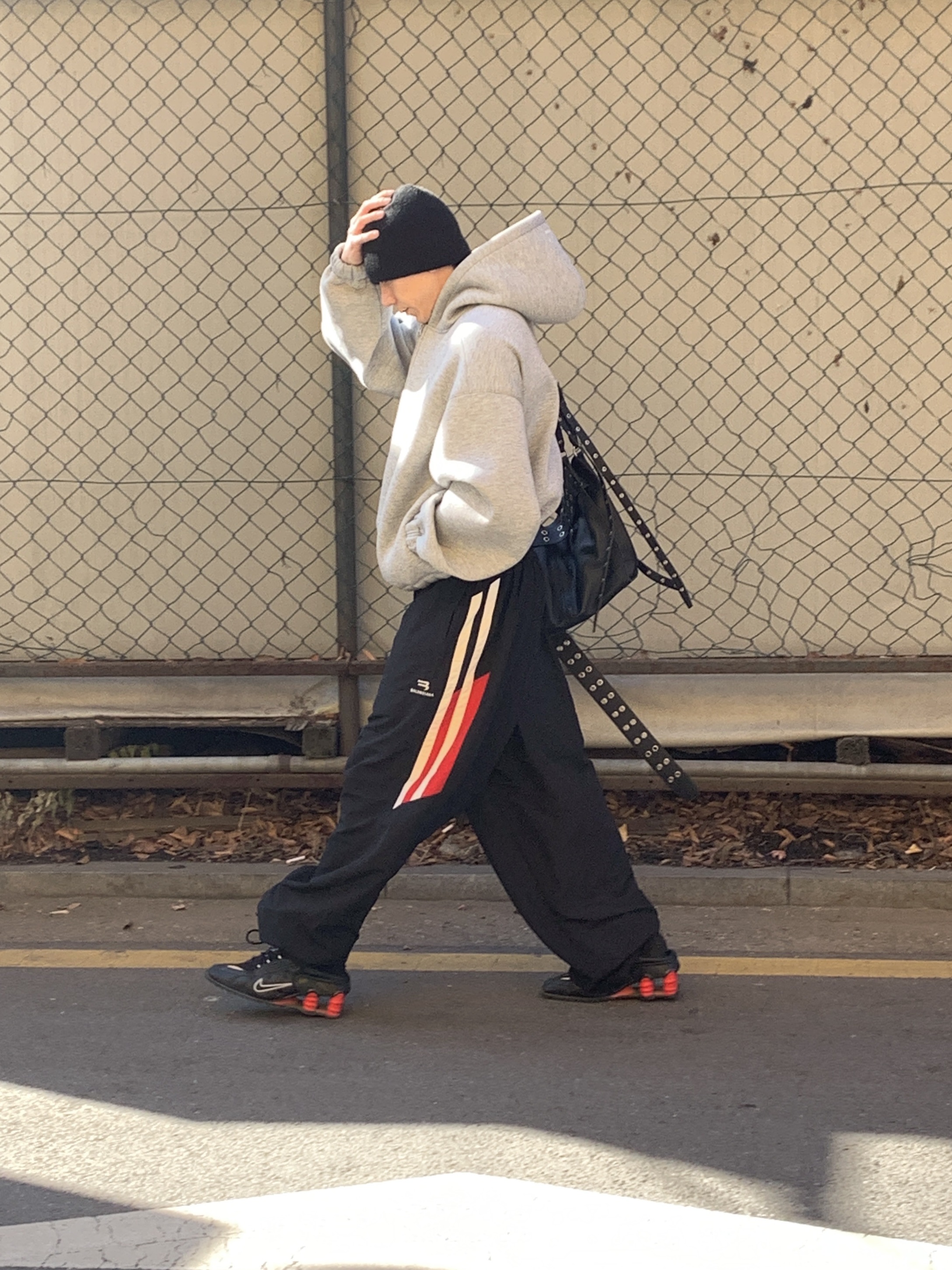 Prada Re-Nylon Hat Black, Nike x Martine Rose Shox MR4 Black 착용 스타일 - 4