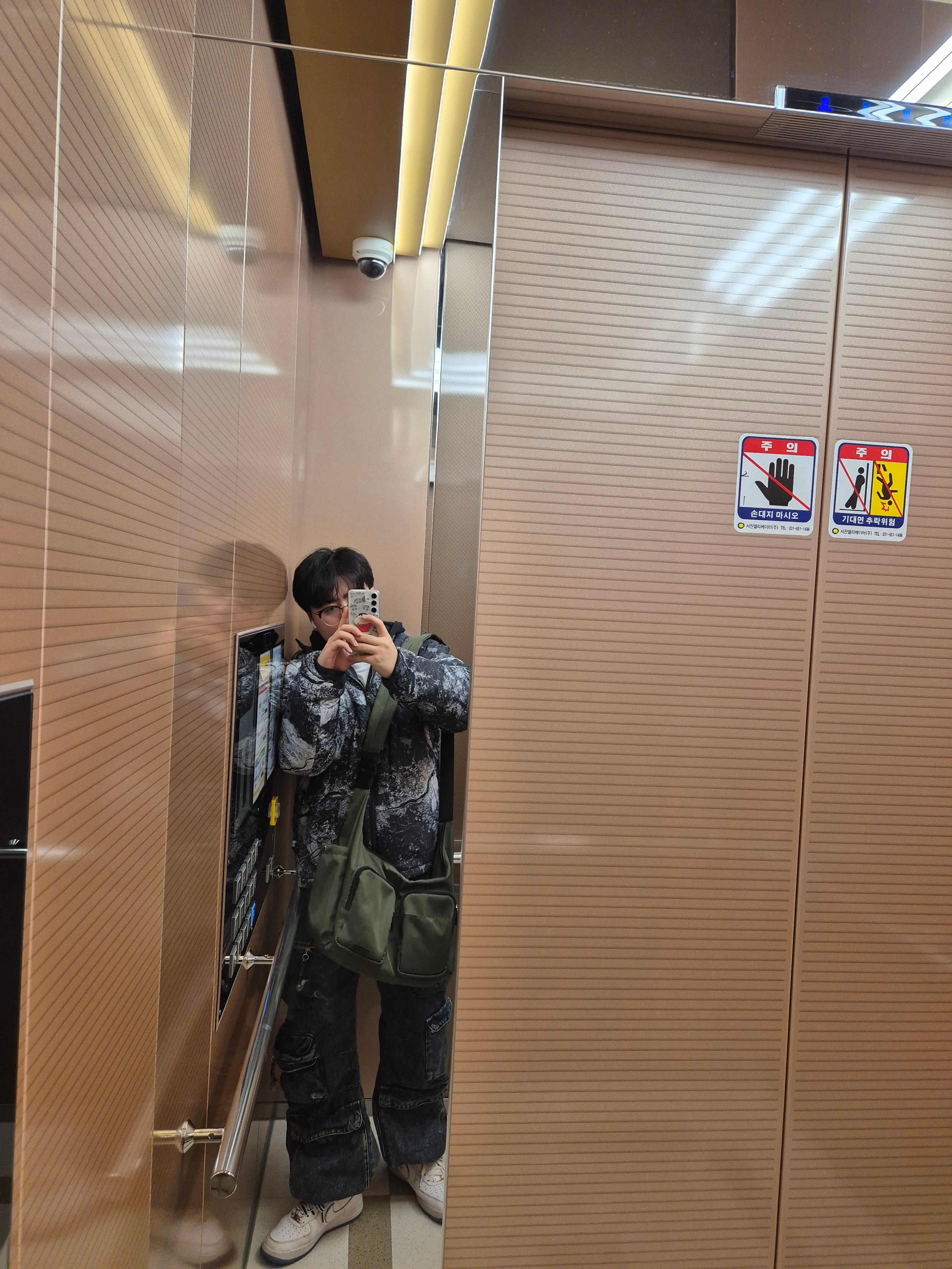 Nike Air Force 1 '07 White University Blue, Nike ACG Therma-Fit ADV Rope De Dope Allover Print Jacket Anthracite 착용 스타일
